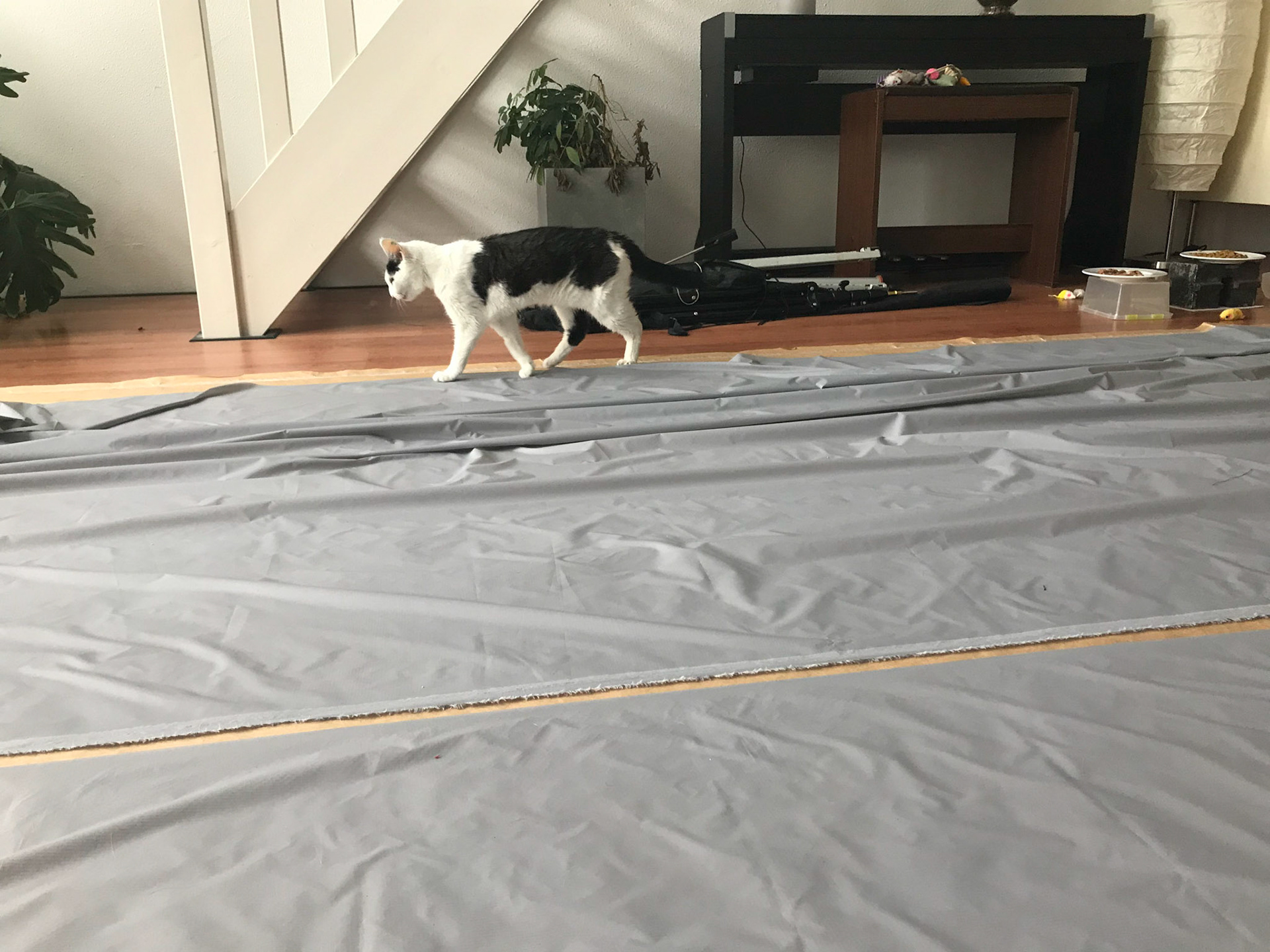 Het echte werk: twee lappen stof van 4x1,5 meter netjes op maat maken en lassen