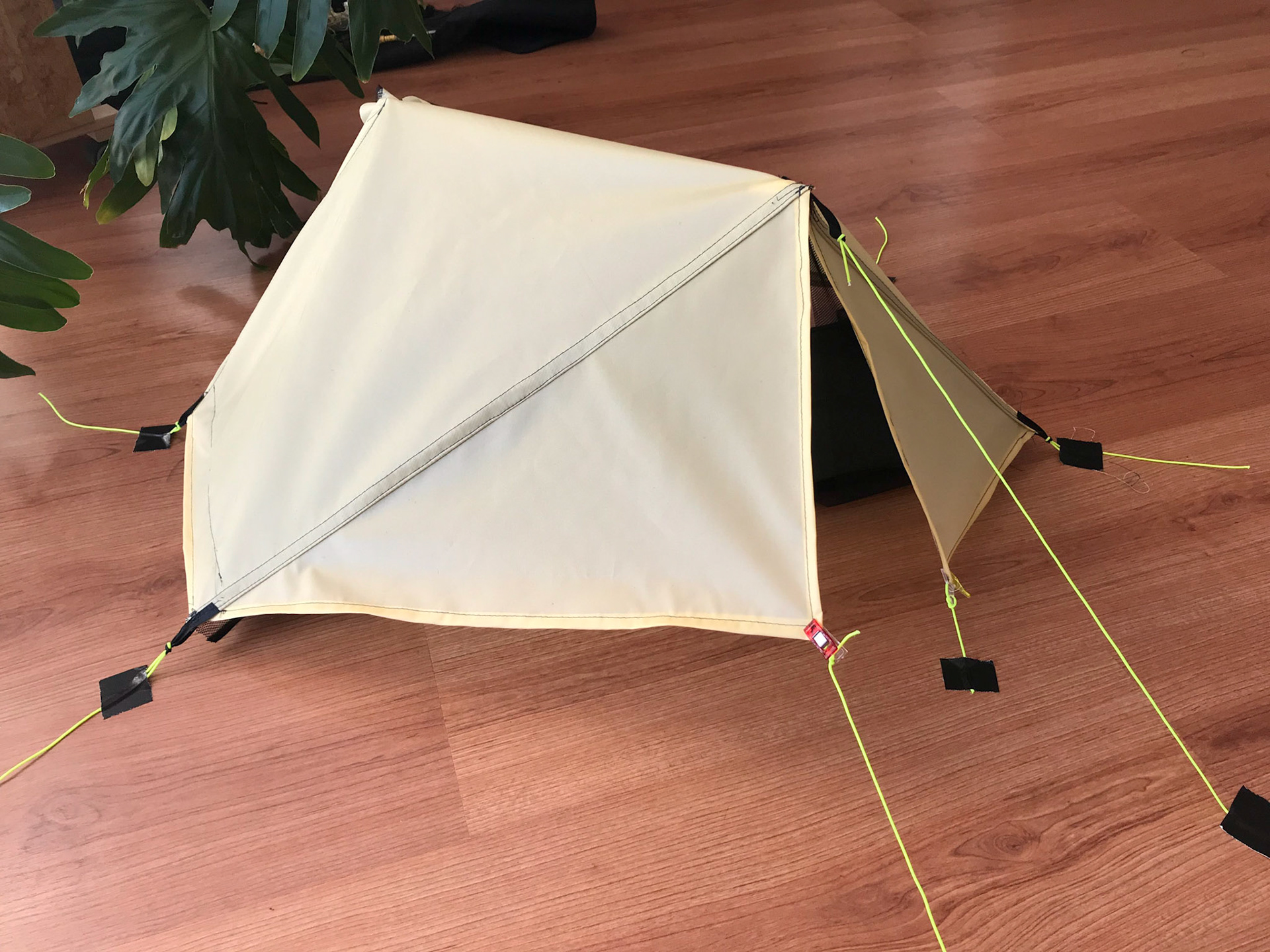 Tent, schaal 1:4, maar vooral de hoeken waar 6 stukken stof samenkomen bleken veel te complex