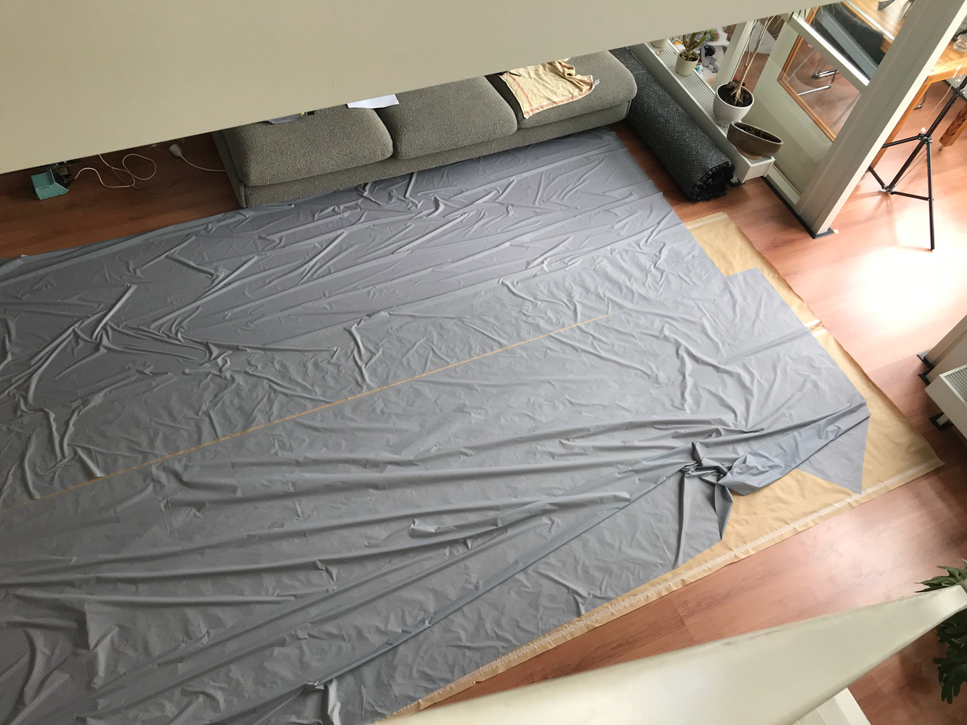 Hele woonkamer vol tent