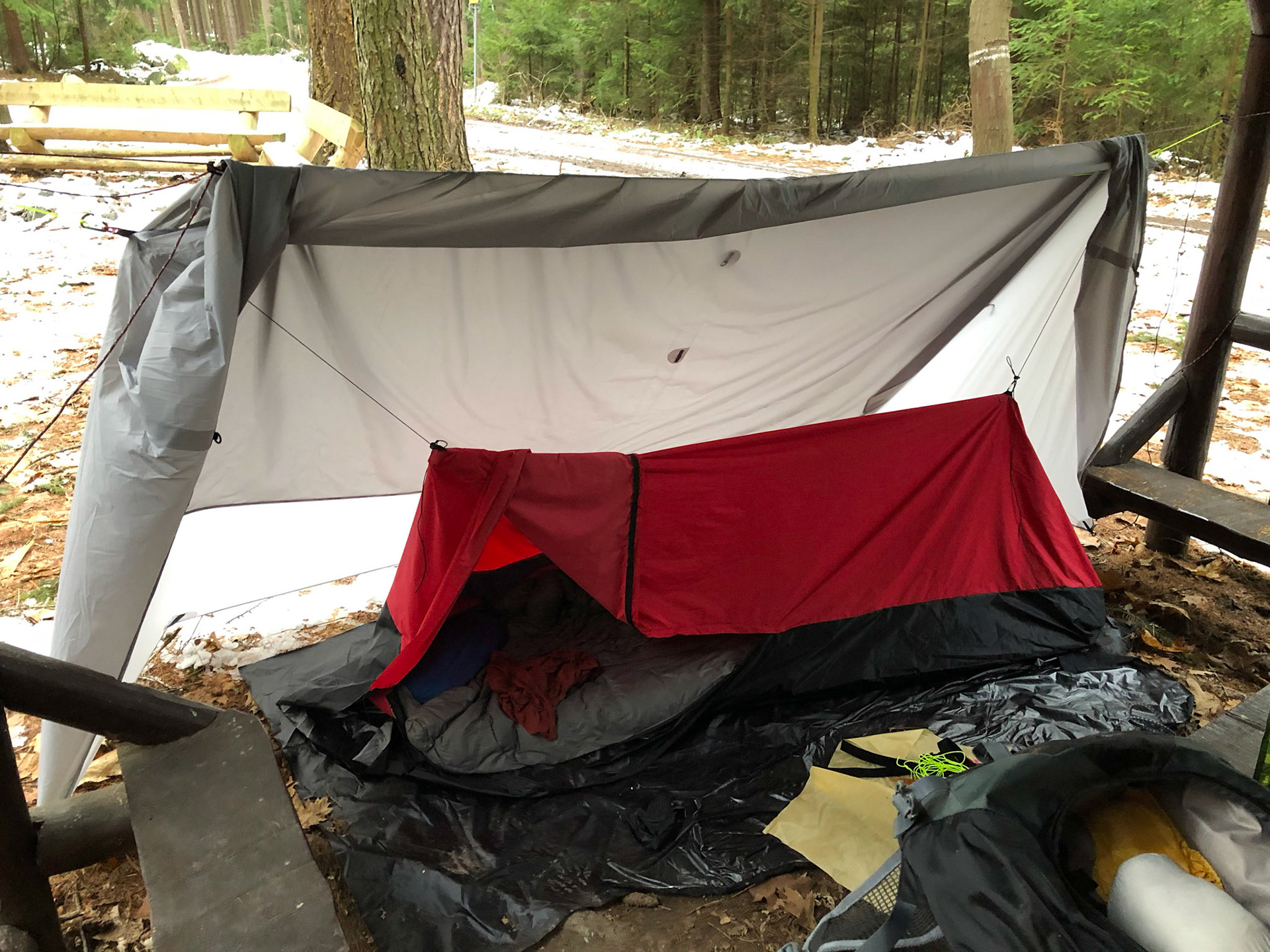 De bivakzak zorgt voor net wat extra isolatie. Ik heb twee ophangpunten gemaakt, zodat de bivakzak eigenlijk een soort binnentent wordt