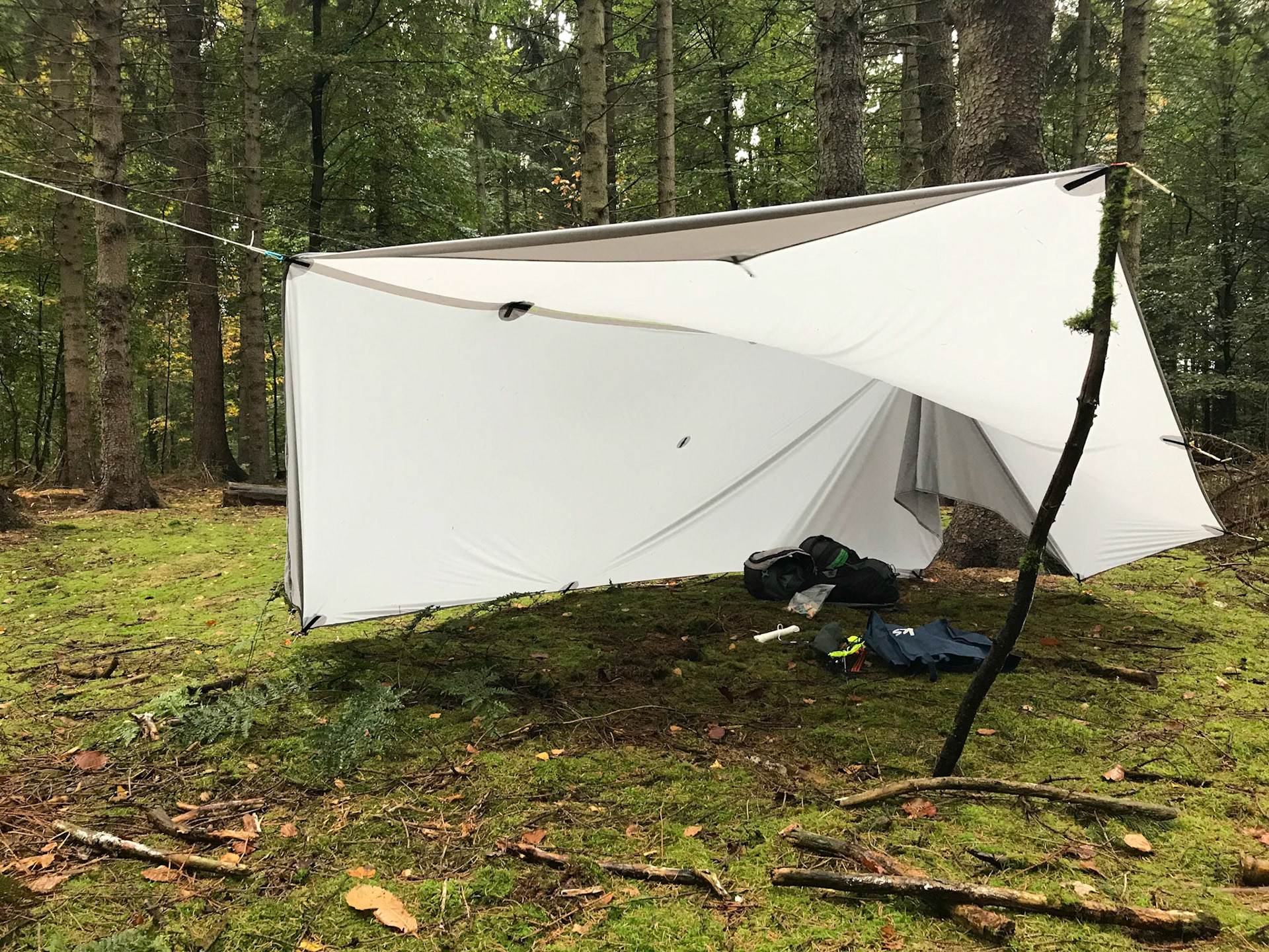 Of met een stok. Er is ruimte voor vier luchtbedden op die manier...