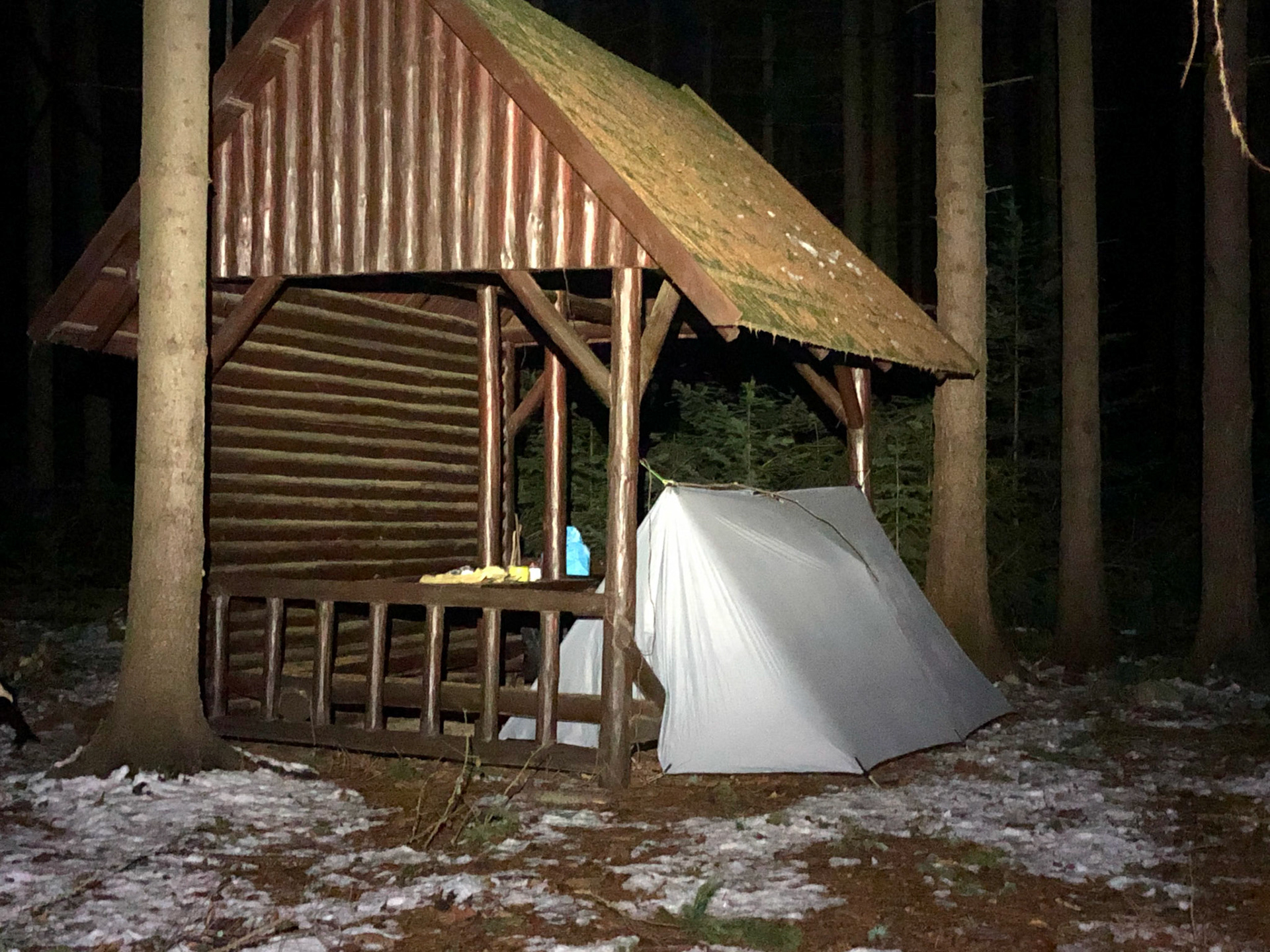 Wildkamperen op een luxe plek met eigen picknickbank