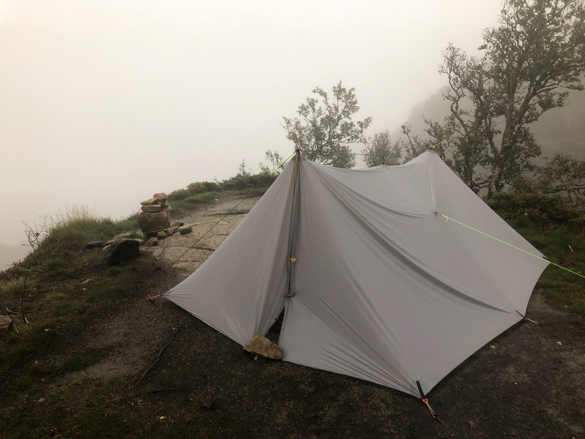 Noorwegen, net boven Preikestolen. Helaas, hele nacht plensbuien en geen uitzicht
