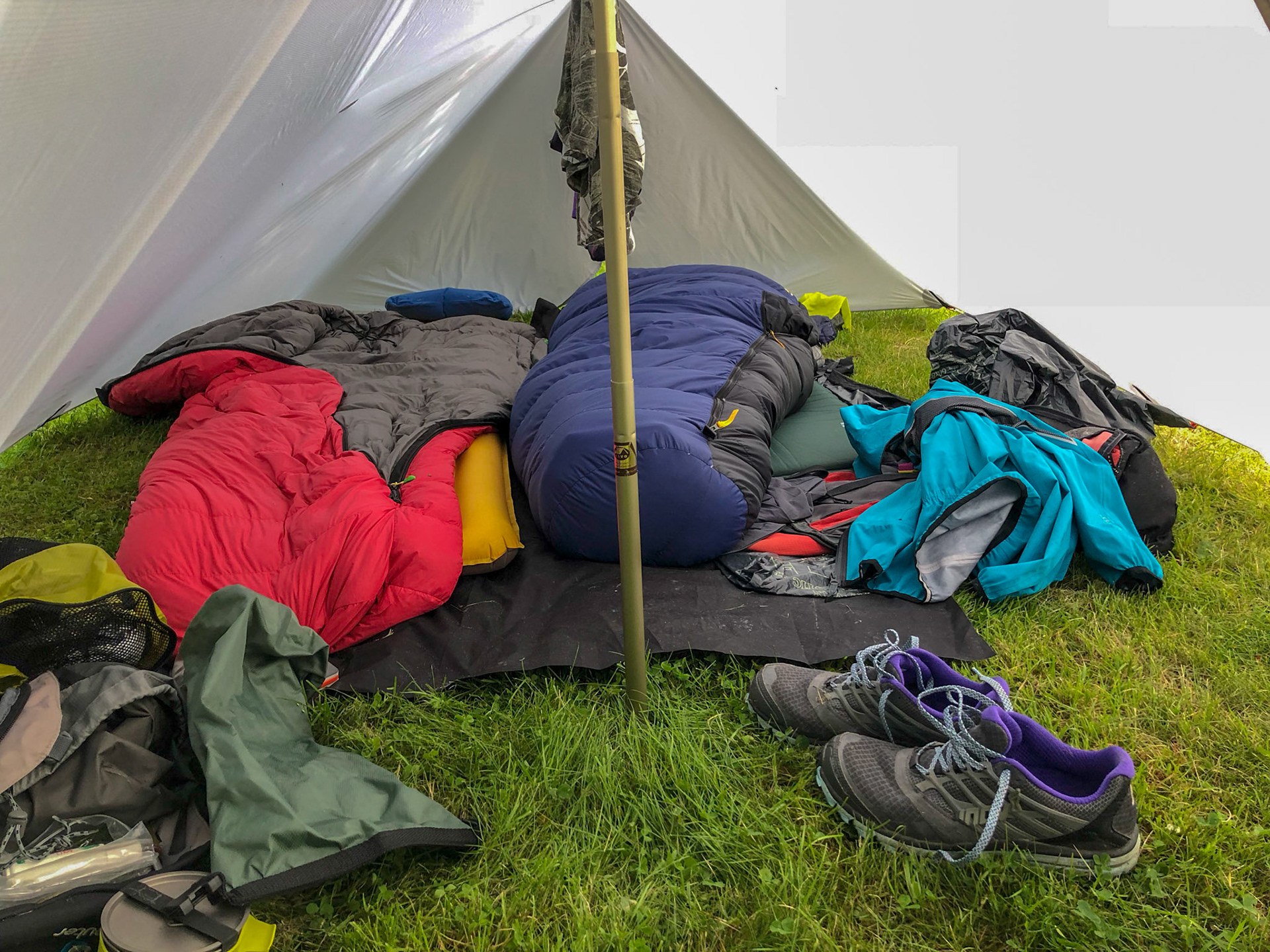 Op Ameland. Hier zie je hoe ruim de tent is van binnen.
