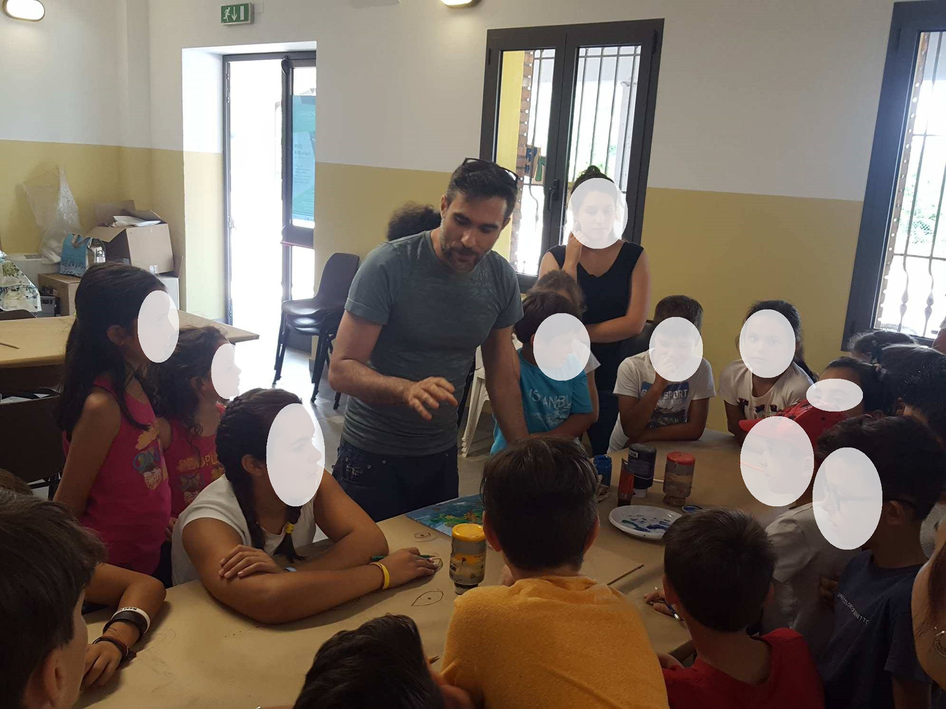 Paolo Di Rosa durante il workshop di pittura per bambini