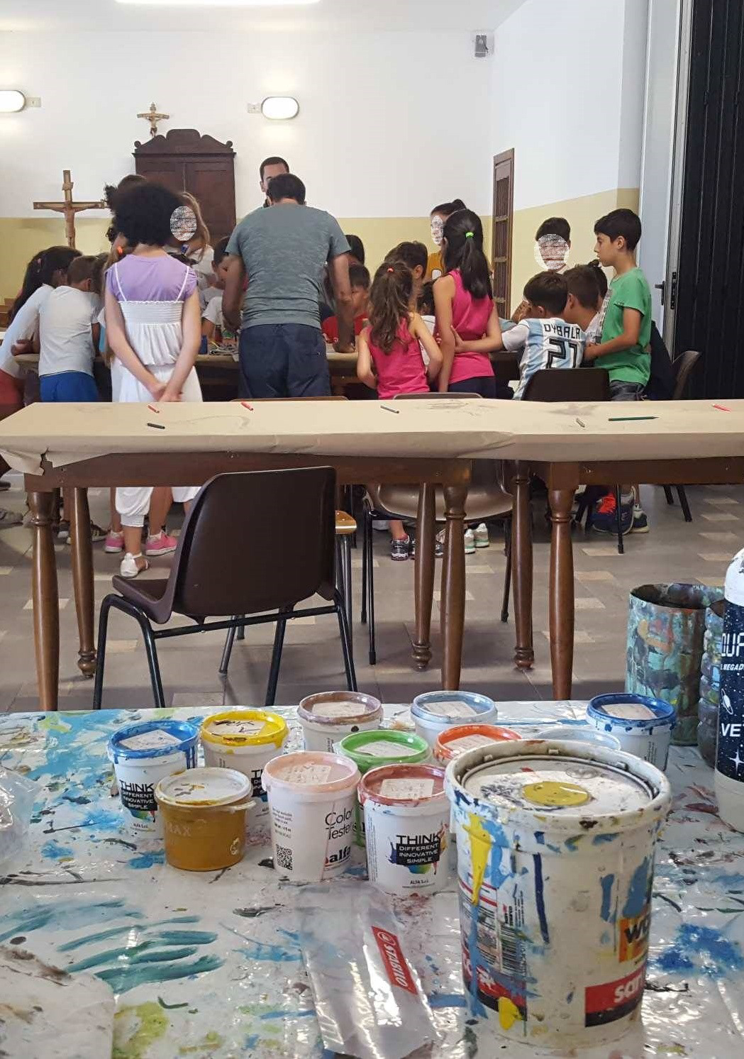 Paolo Di Rosa durante il workshop di pittura per bambini
