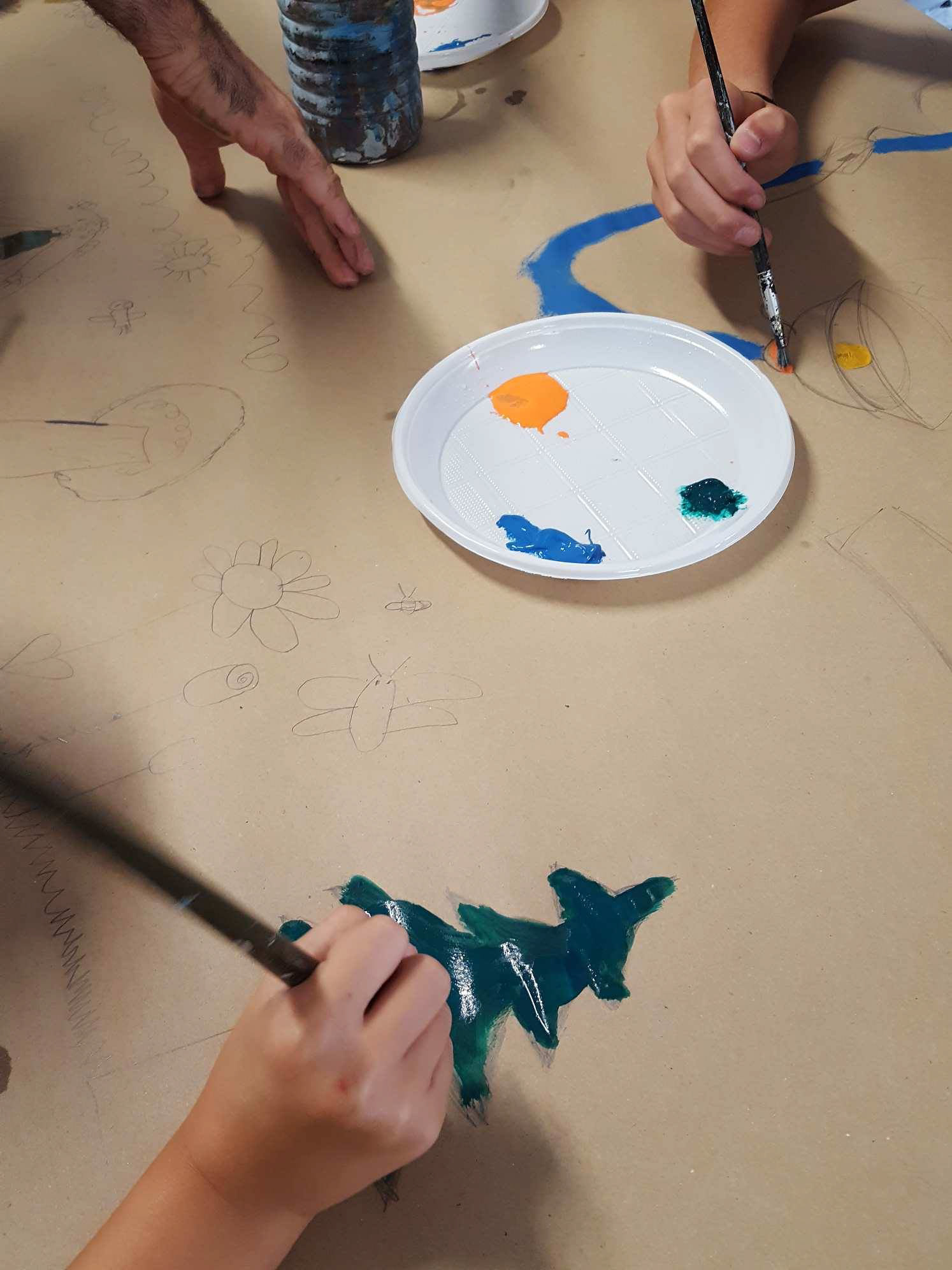 Paolo Di Rosa durante il workshop di pittura per bambini