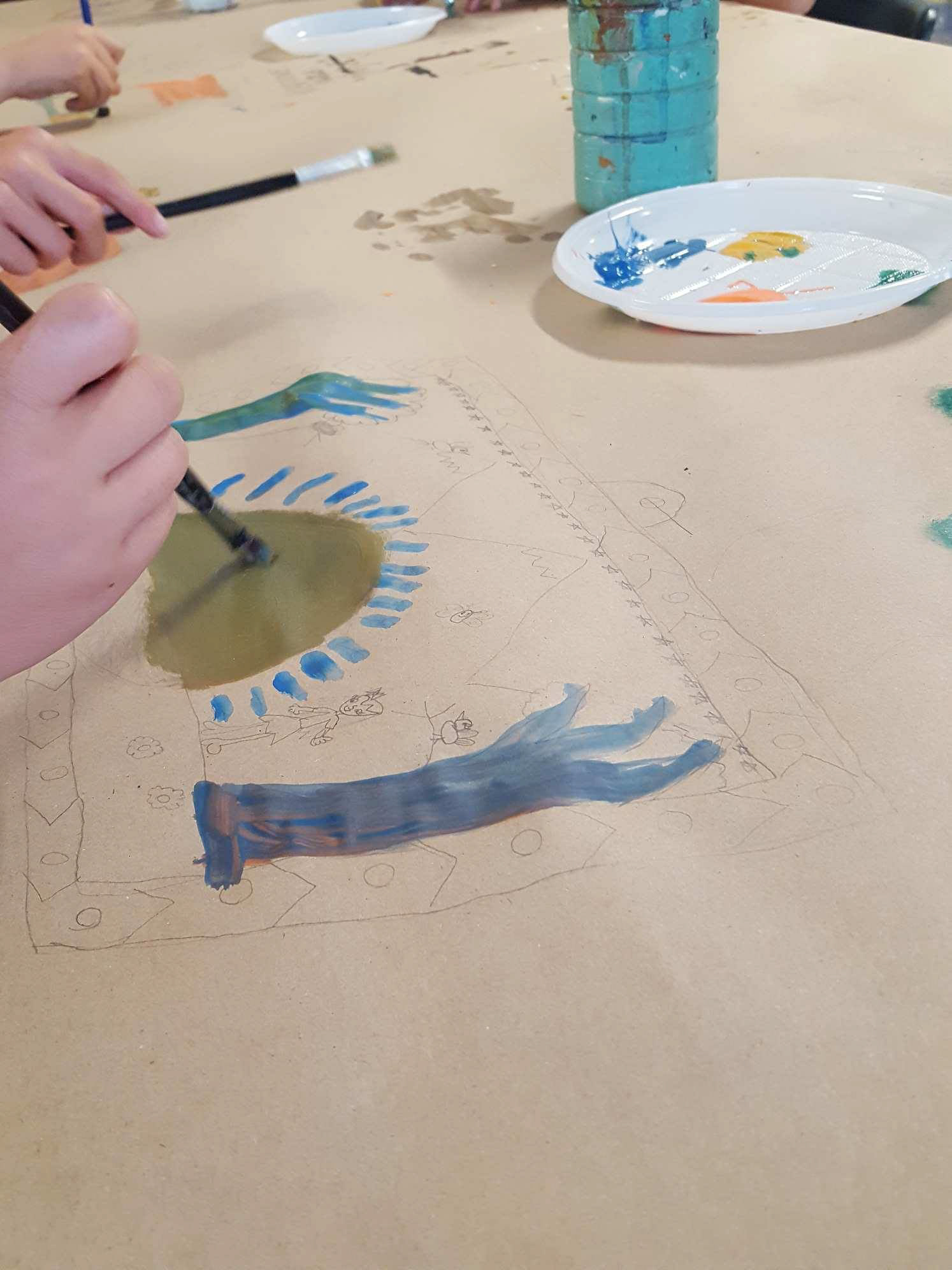 Paolo Di Rosa durante il workshop di pittura per bambini