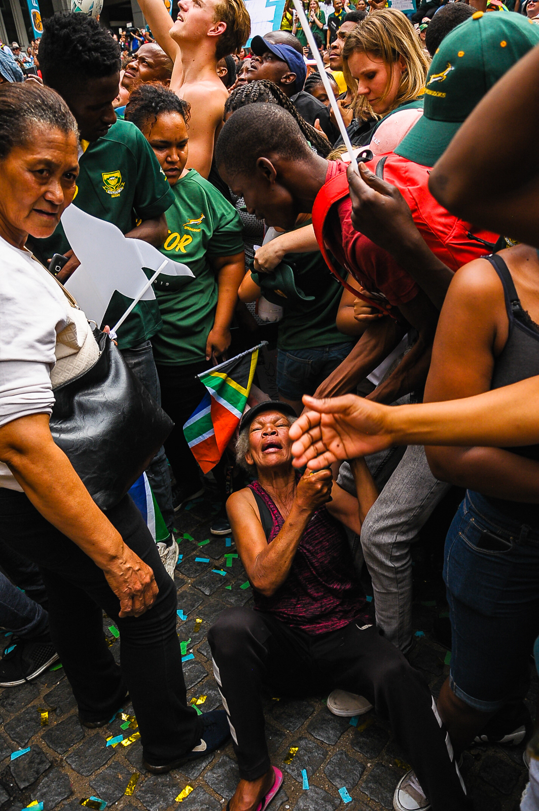 Spectators wrestle for souvenirs during the Springboks national trophy tour, Johannesburg, 2019 © 2023 Arnold Manda