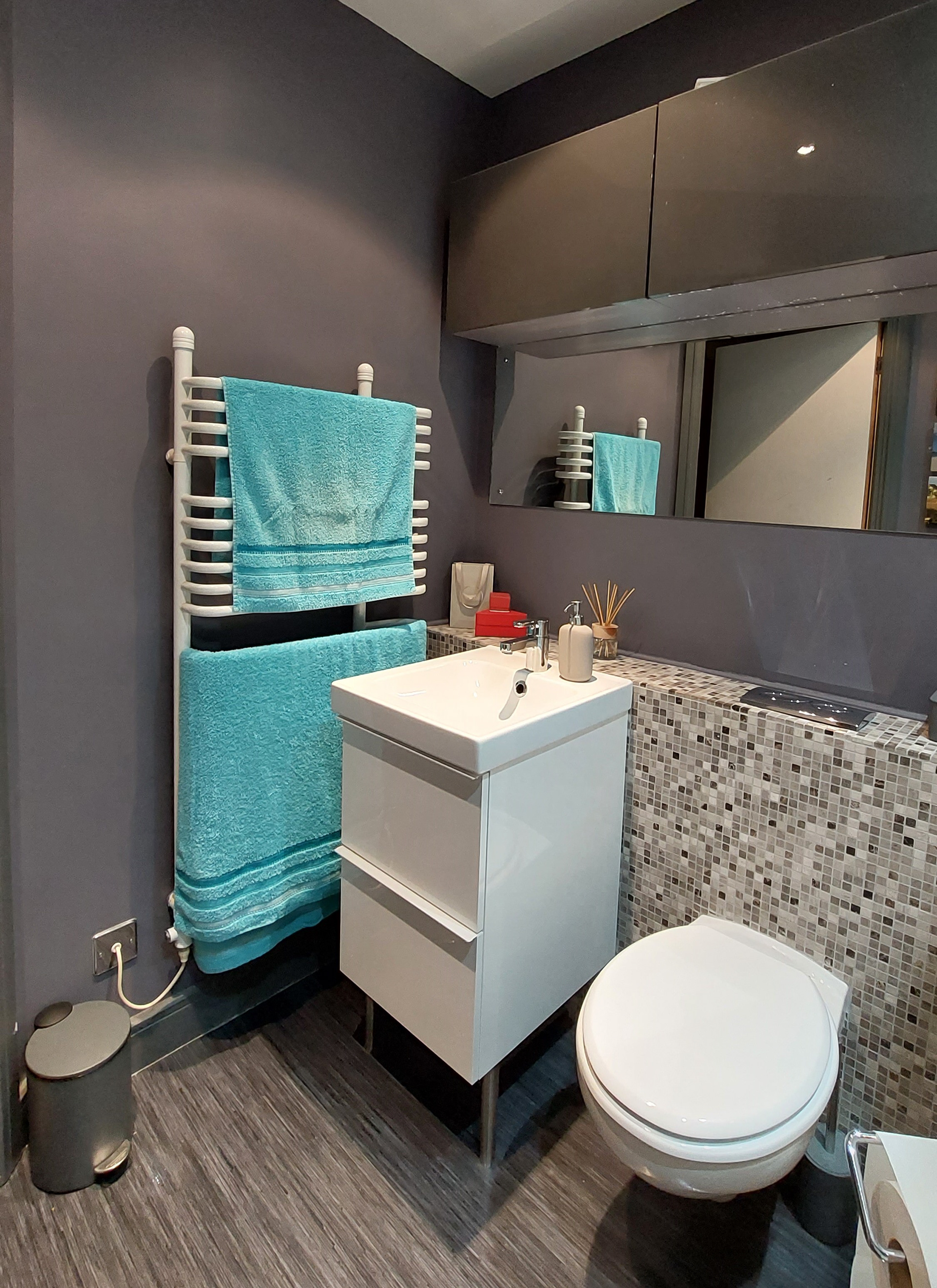 While the work was in progress, the client requested to replace the old sink with a vanity unit for practicality and aesthetics. The drawers provide enough storage to keep the place tidy, and some nice accessories can shine.