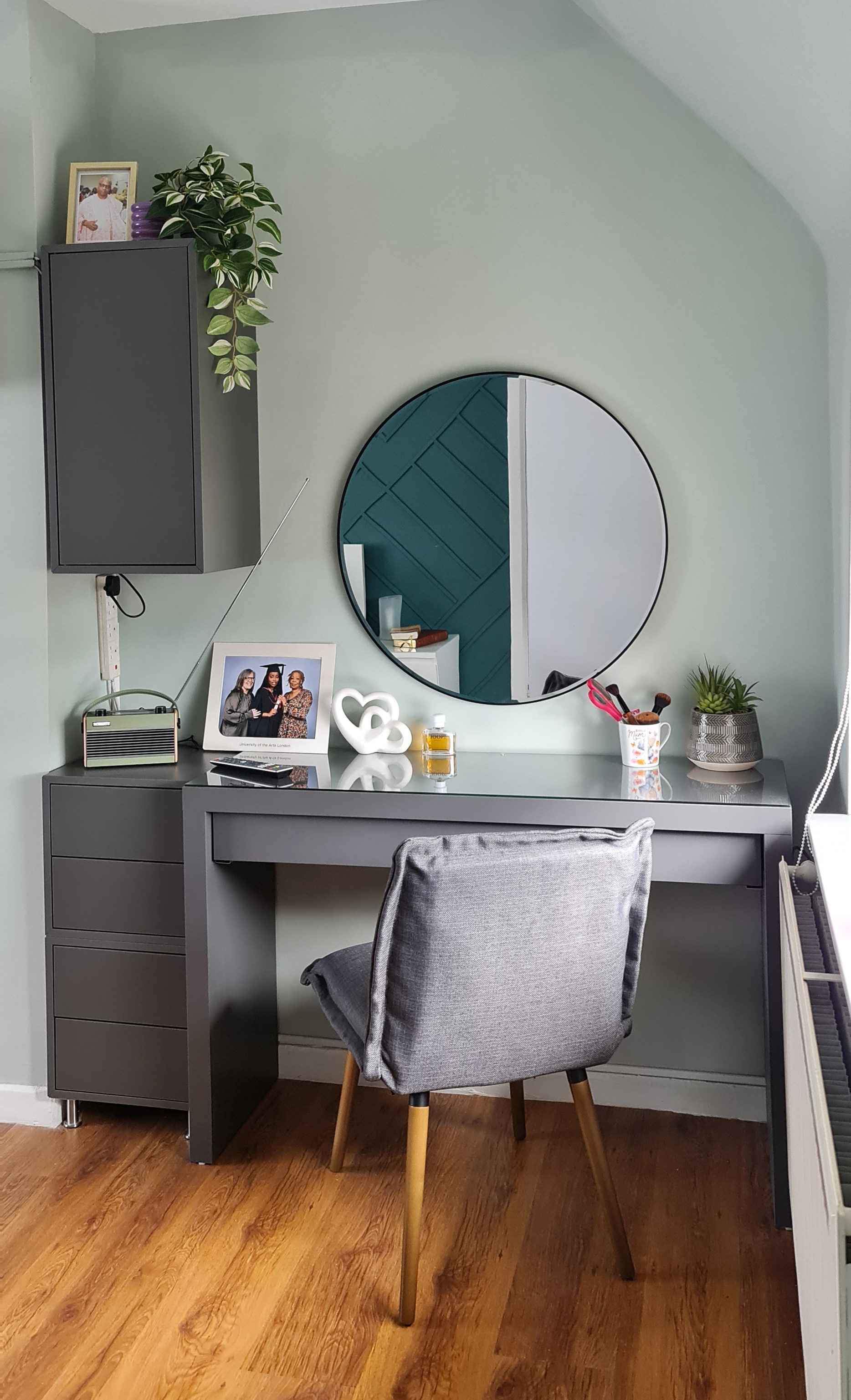 The dressing table has the perfect size for that corner of the space and provides a good amount of storage in its large drawer. As the client's demand was the need for additional storage linked to the dressing table, we were able to find the best solution for this section by adjusting the drawer unit to the same height as the dressing table and by adding a wall cabinet.