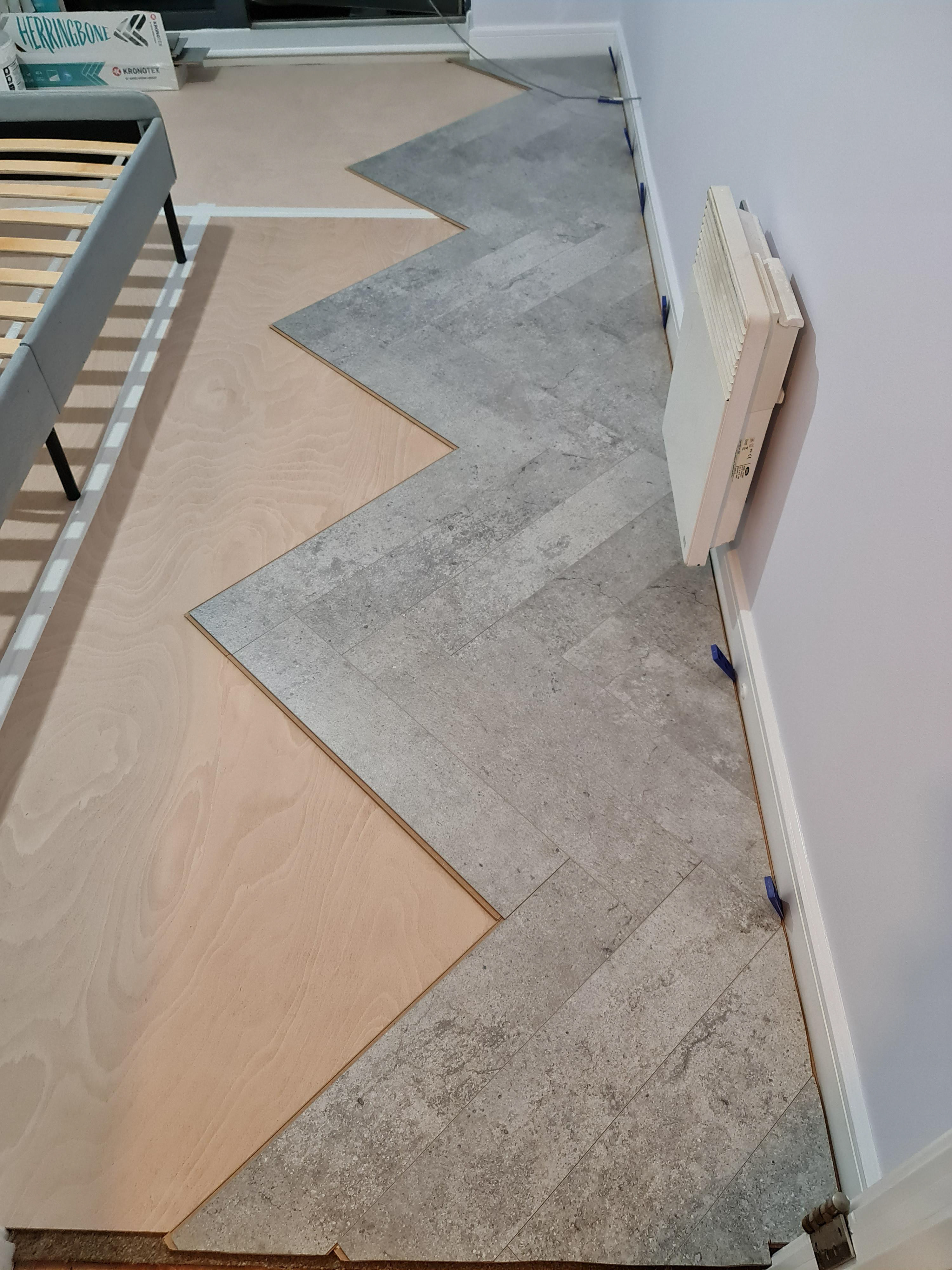 The starting point was to lay a laminte flooring in heringbone pattern with a concrete style surface