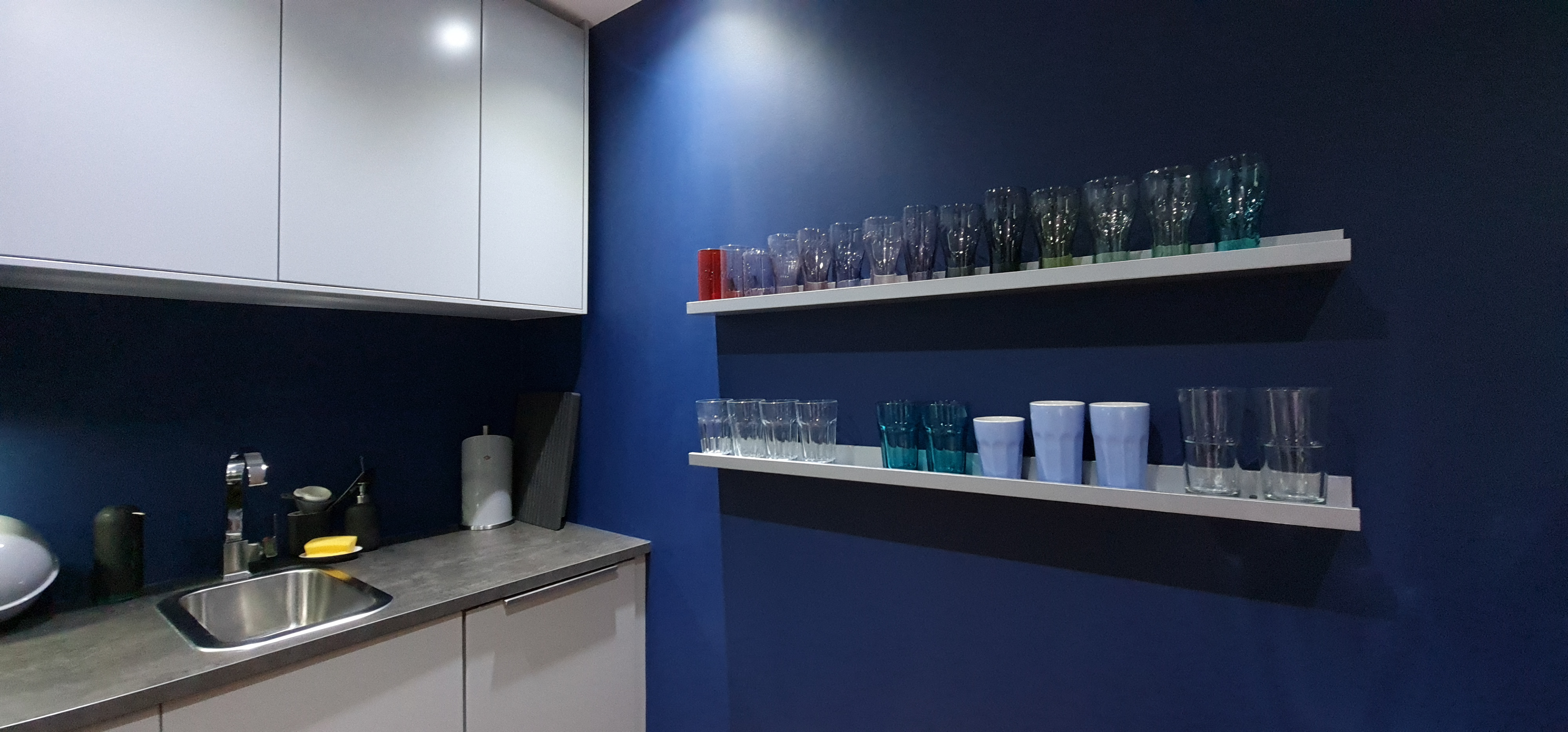 Shelves are both functional and ornamental, making them suitable for any room. In this project, the shelves were already in place and only needed to be painted in the corresponding colour. Considering they are intended to hold glasses and the available space is somewhat limited, these shelves are shallow picture ledges rather than standard shelf units.