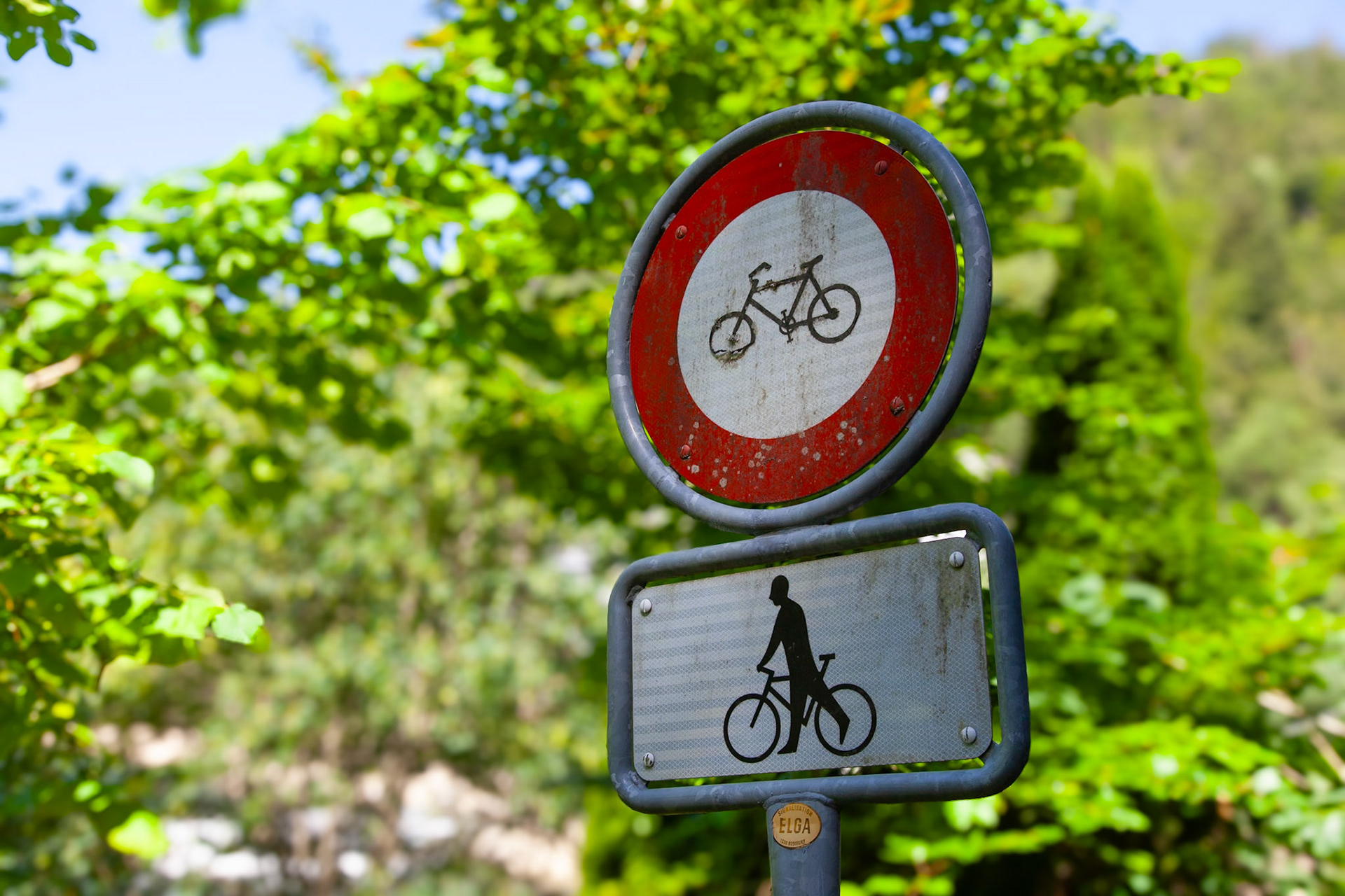 Ici il faut descendre de vélo