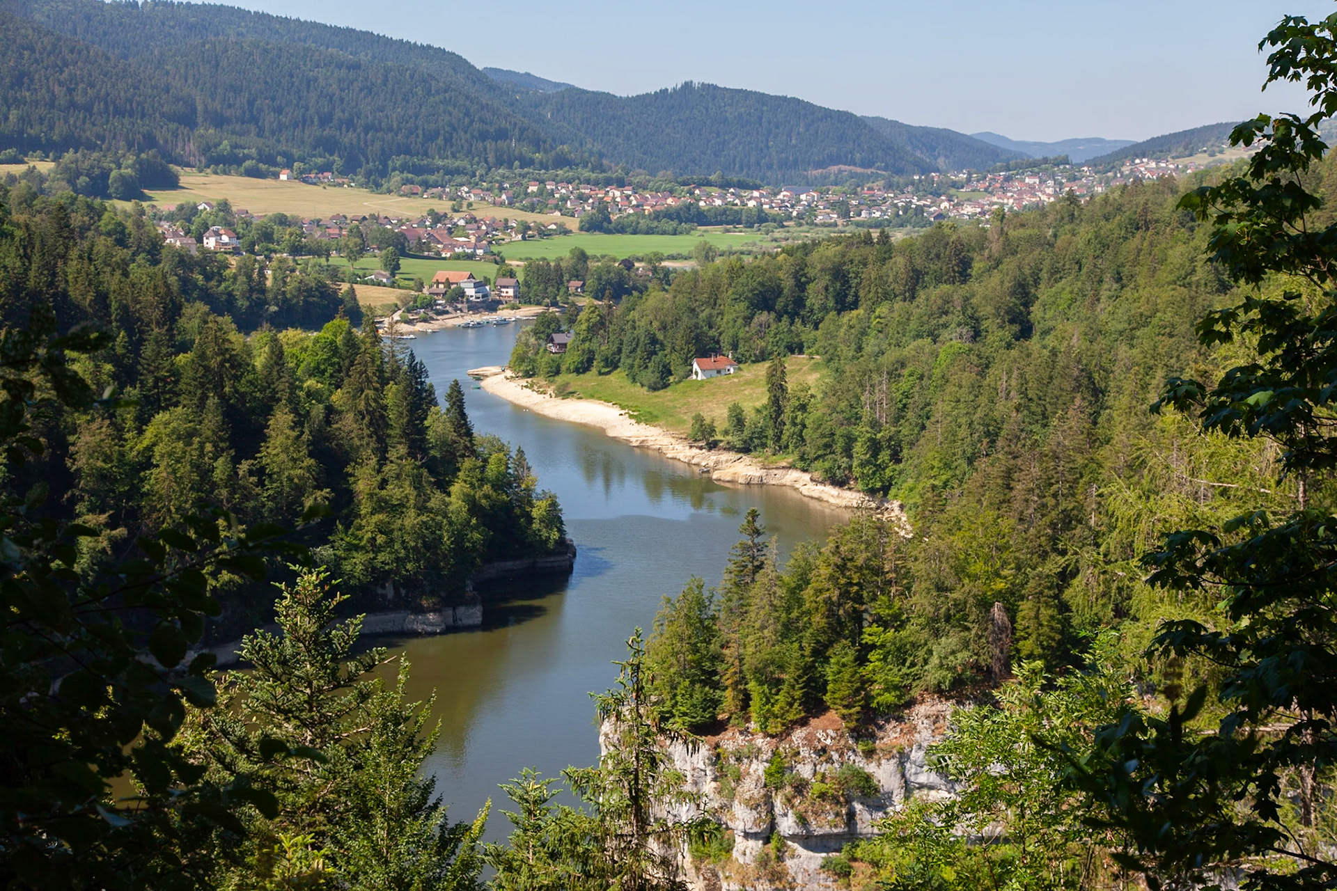 Vue sur le Doubs... au fond Villers -le-Lac