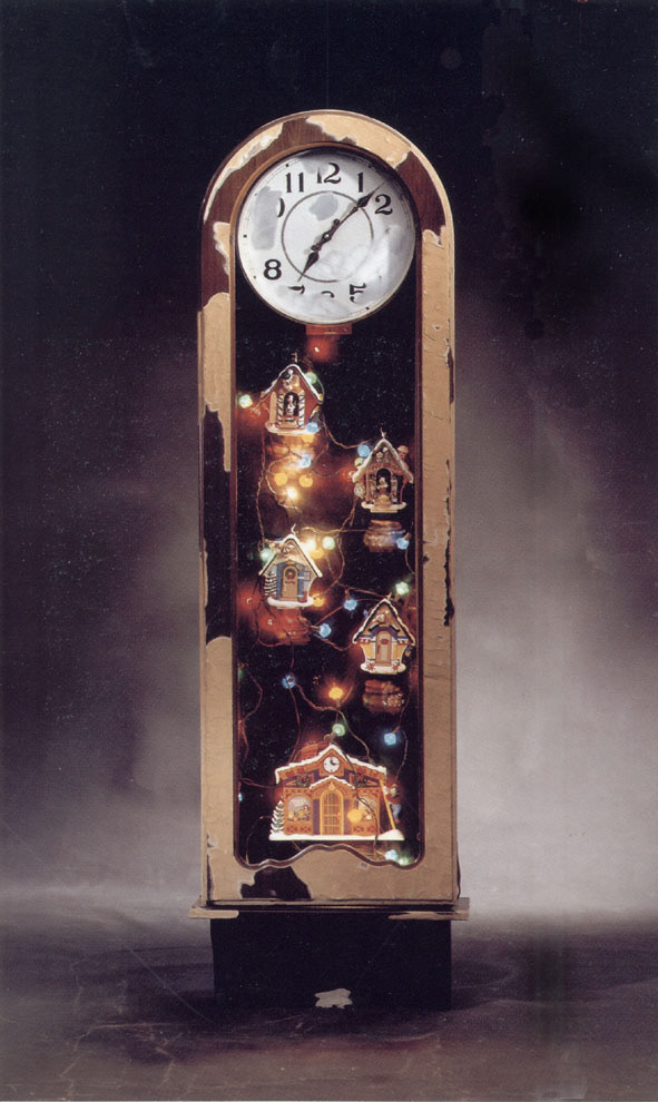 월트디즈니를 삼킨 시계 시계 + 움직이는 인형 + 전구 오브제, 44×158×18cm, 1997, 신영성