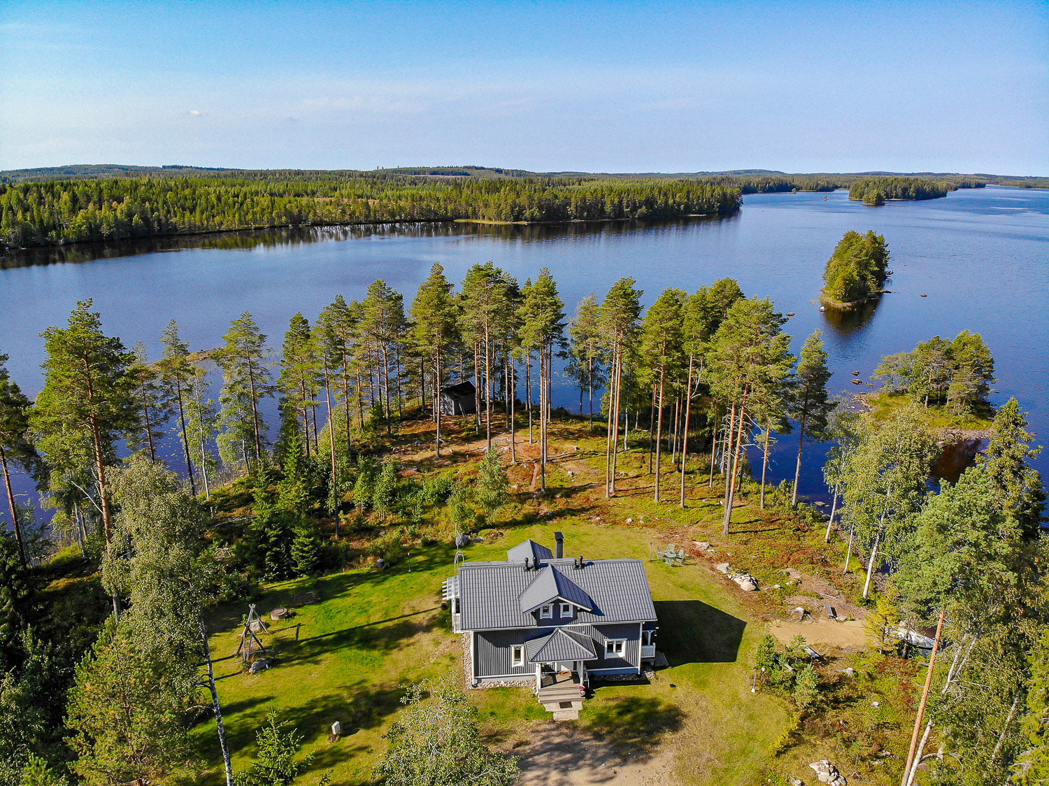 Vedensyli mökki ilmakuvassa kesällä Suonenjoella
