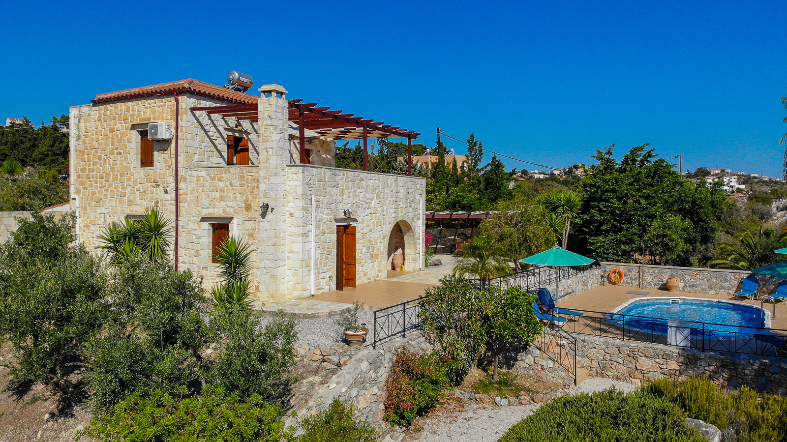 Ilmakuva Villa Almyros huvilasta Kreetalla