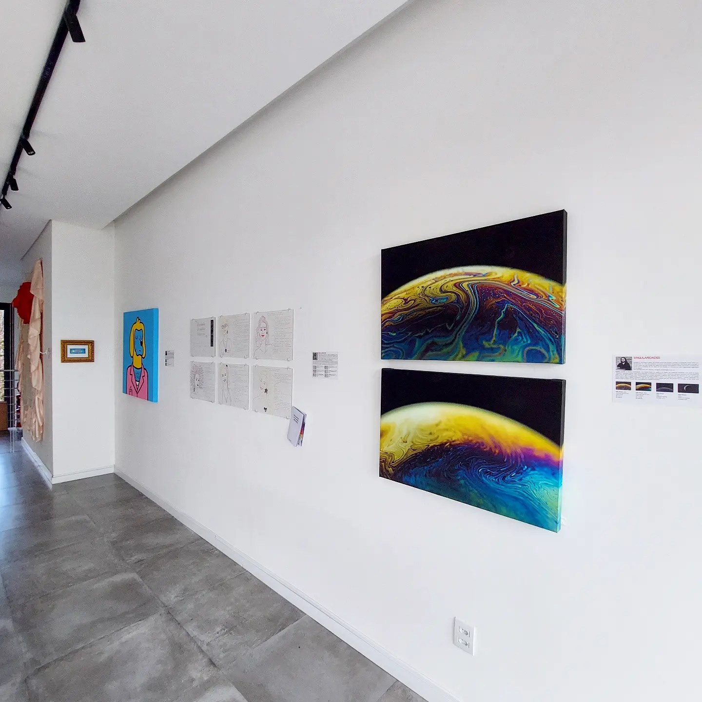 Registro do piso superior da Galeria Poente durante a Exposição Singularidades | 2024