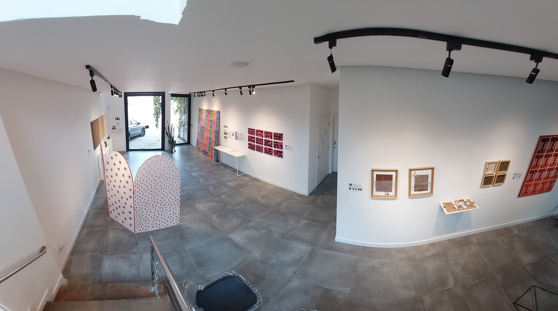 Registro panorâmico do piso térreo da Galeria Poente durante a Exposição Singularidades | 2024
