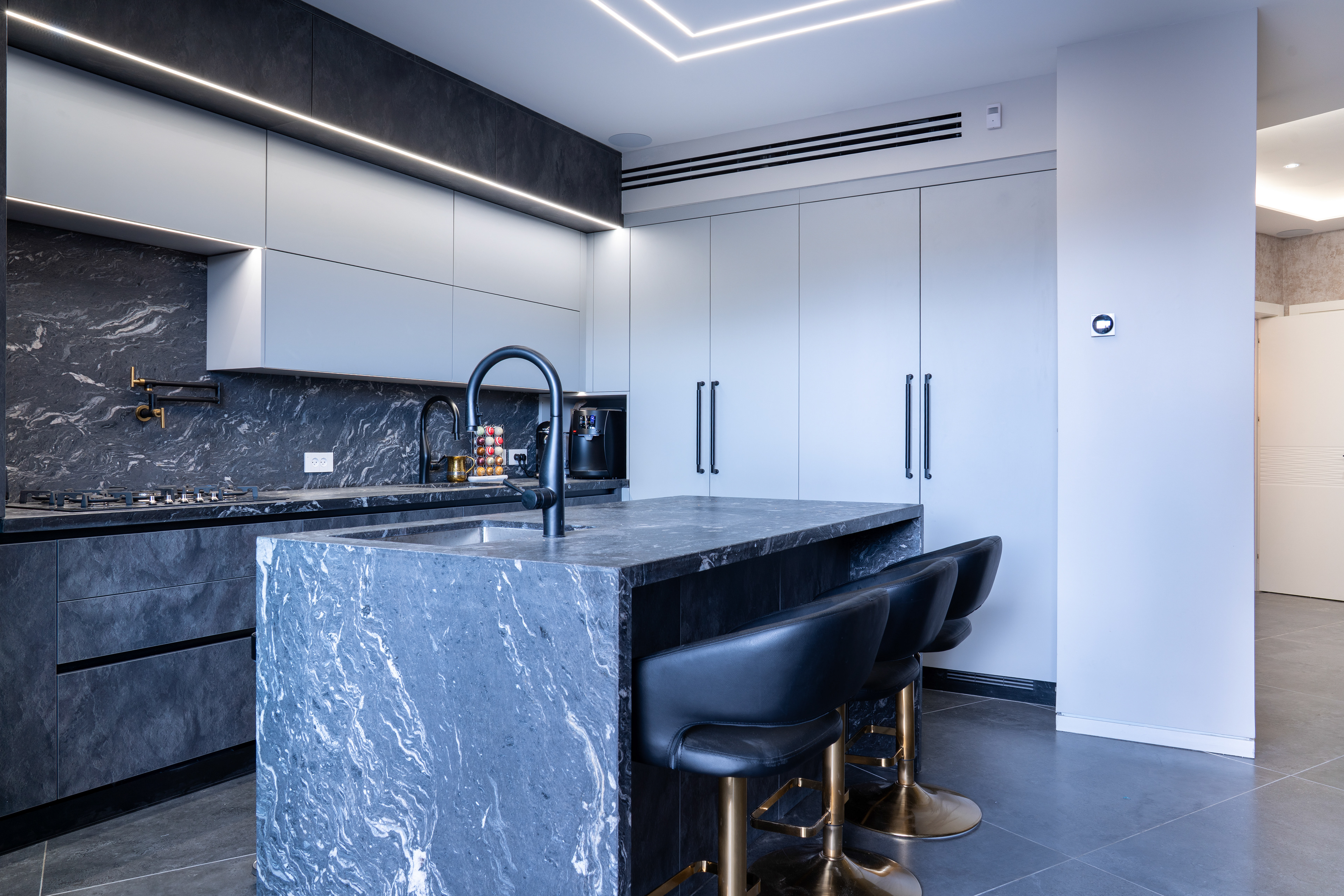 צילום דירות למכירה כולל סלון, מטבח וחללים פתוחים