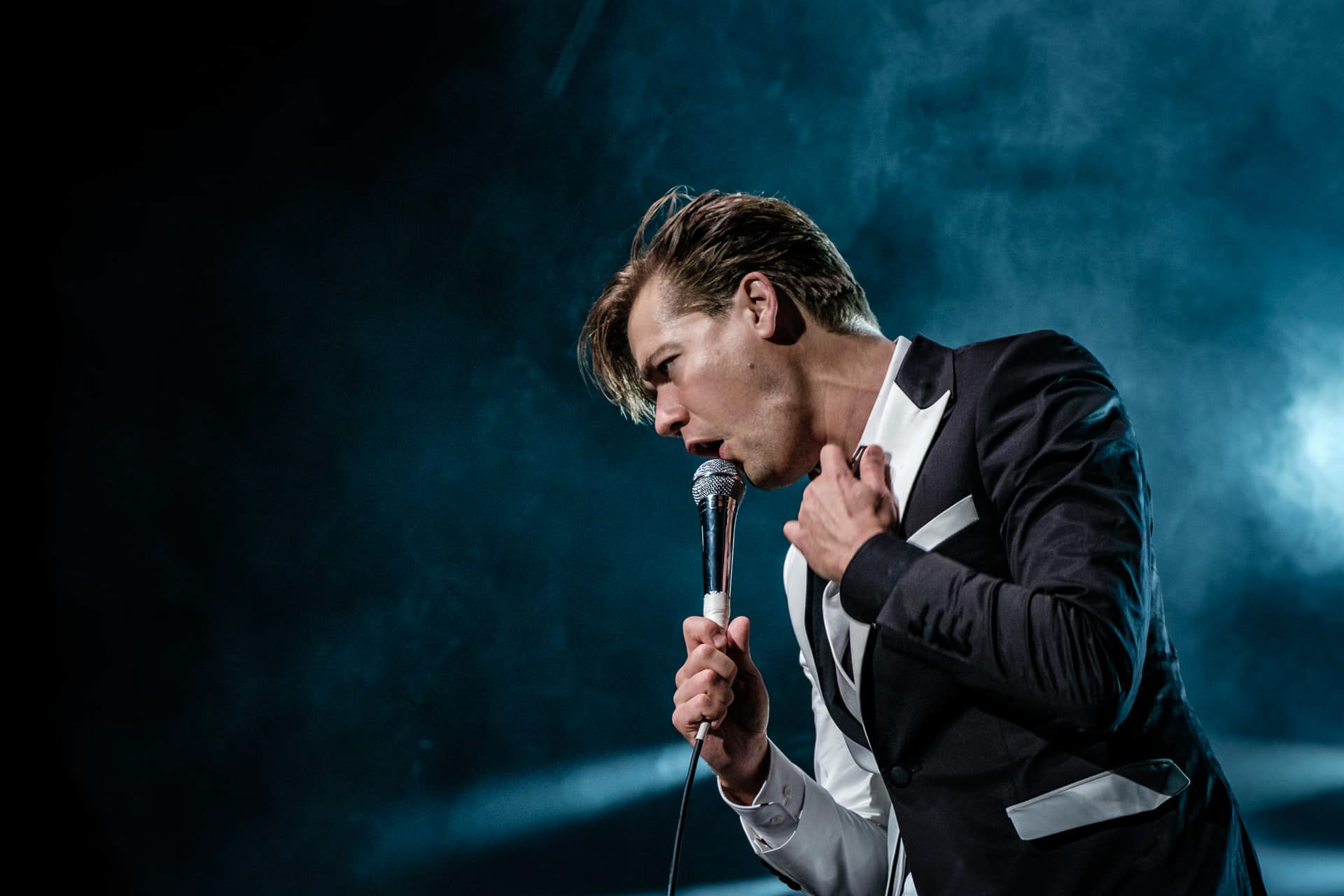 The force of nature that is Howlin' Pelle of The Hives.