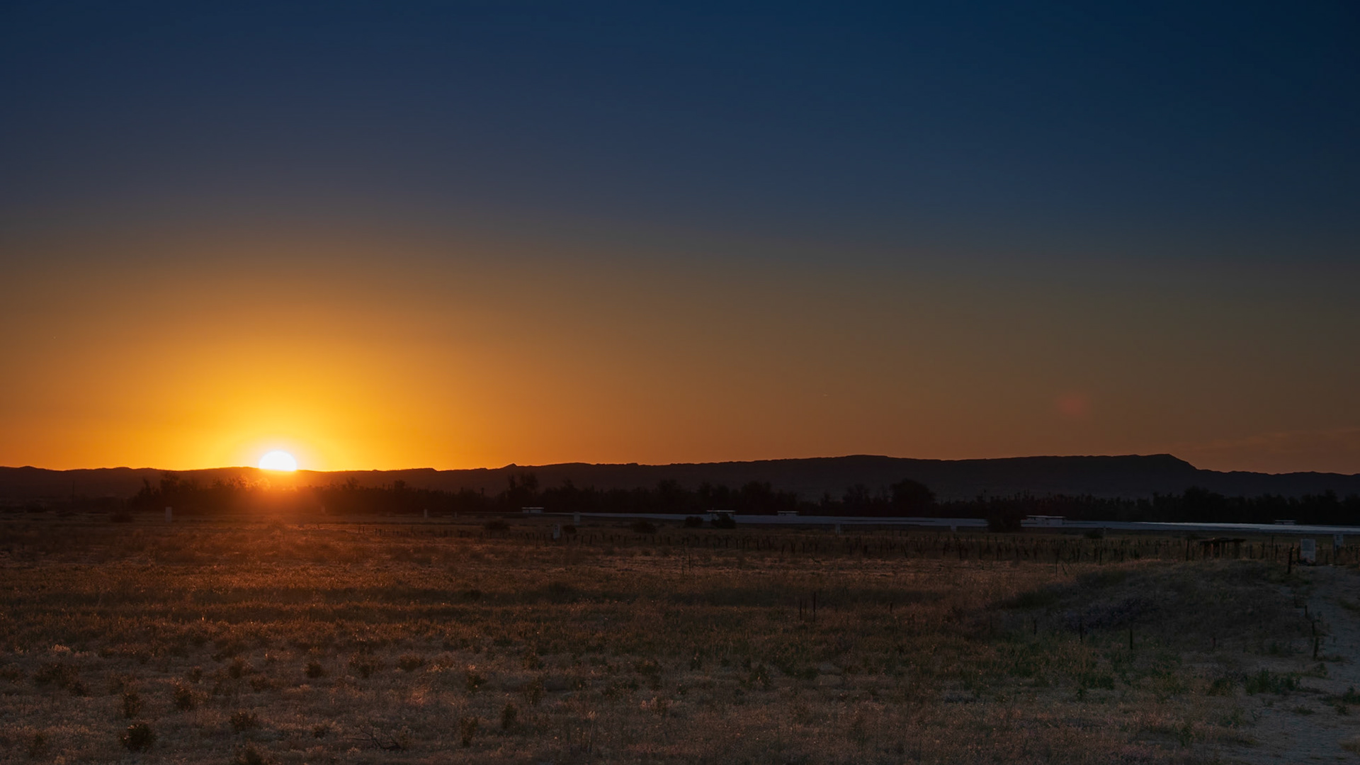 Borrego Valley Sunrise : Looking across the Borrego Valley alluvial plain towards Font's Point.