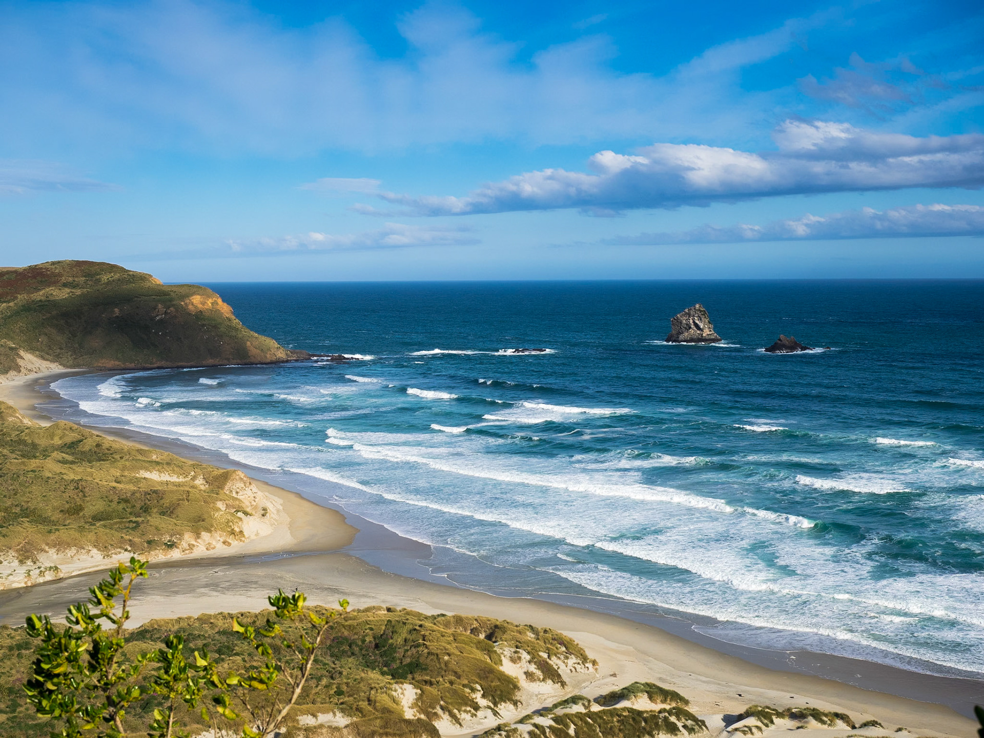 Sandfly Bay and Beach: A penguin viewing hide sits above the far end of the beach.
