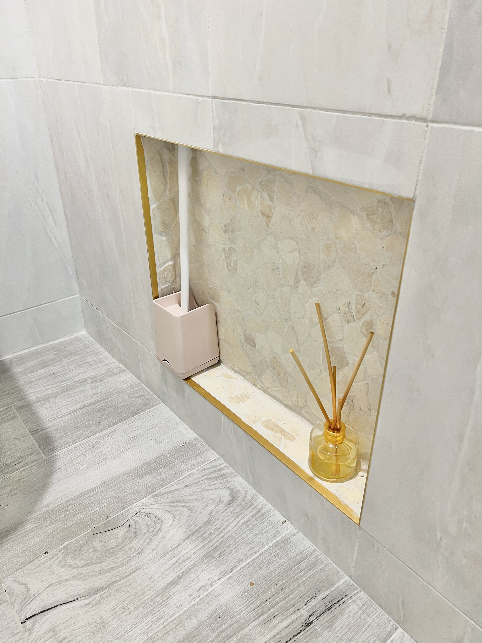 Low niche for toilet roll holder