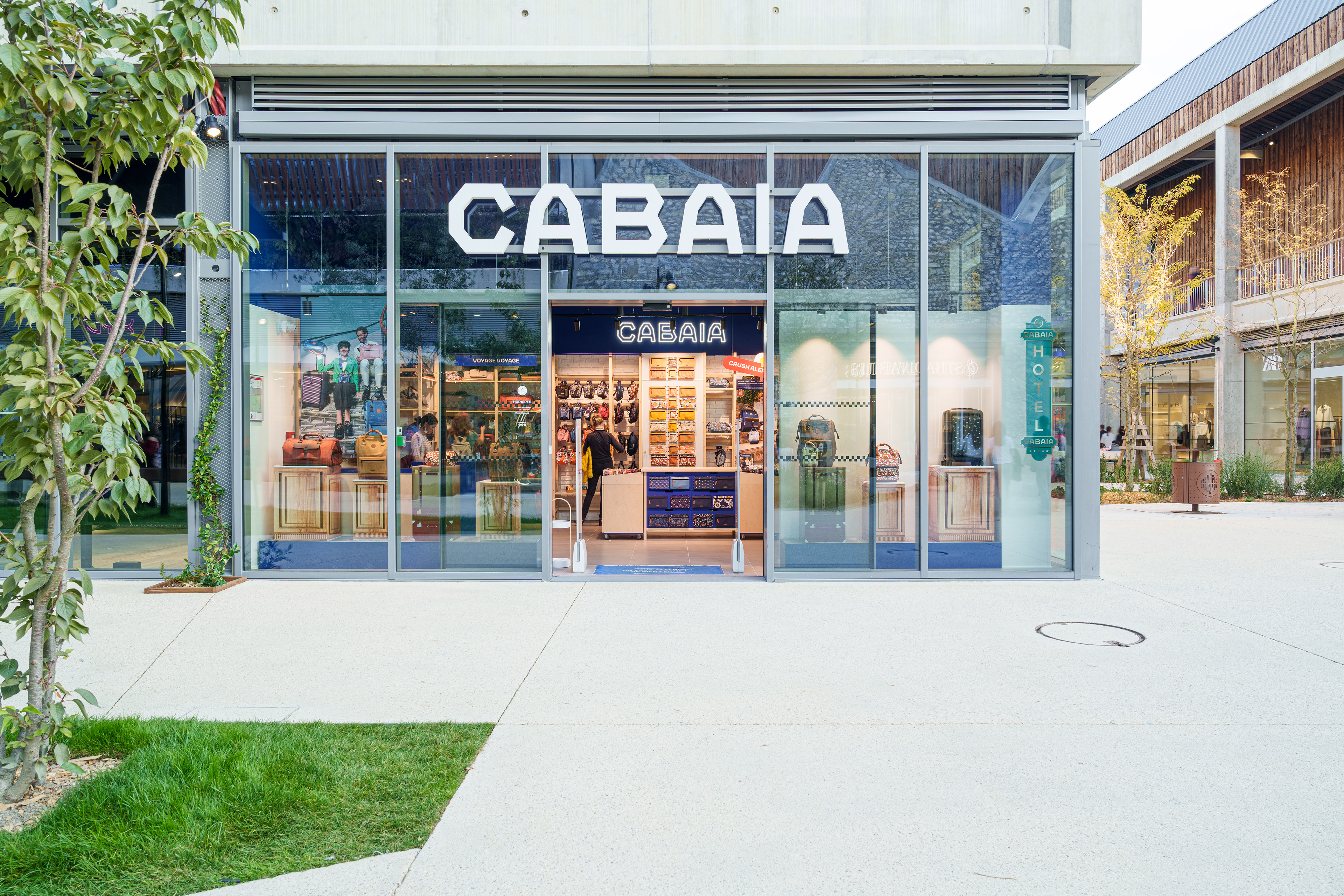 Ces photographies illustrent l'intérieur de la boutique Cabaïa à Grenoble. Elles mettent en avant l'agencement des espaces et les produits disponibles, offrant une vue d'ensemble de l'environnement commercial.