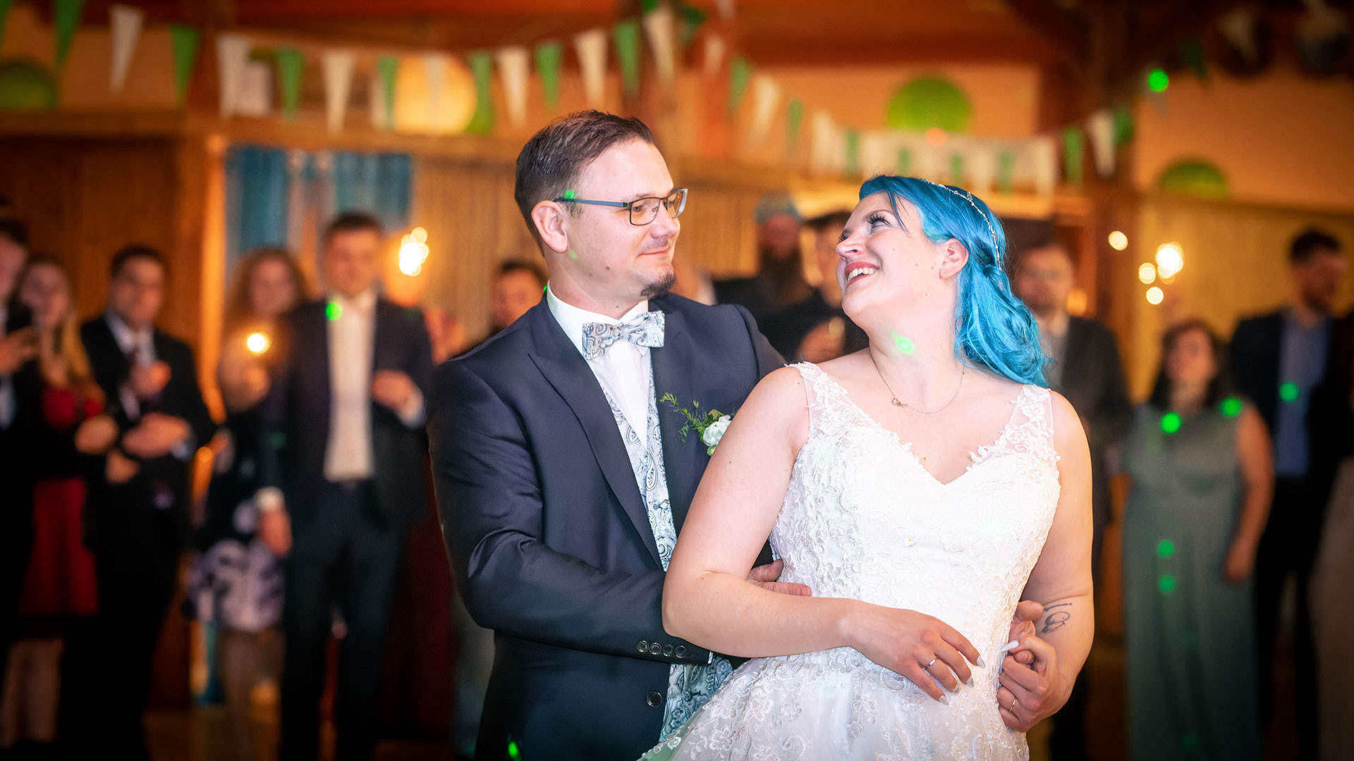 Hochzeitspaar beim Eröffnungstanz 