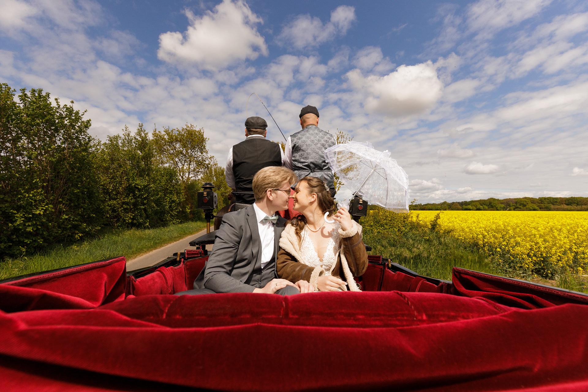Hochzeitspaar in einer Kutsche auf dem Land
