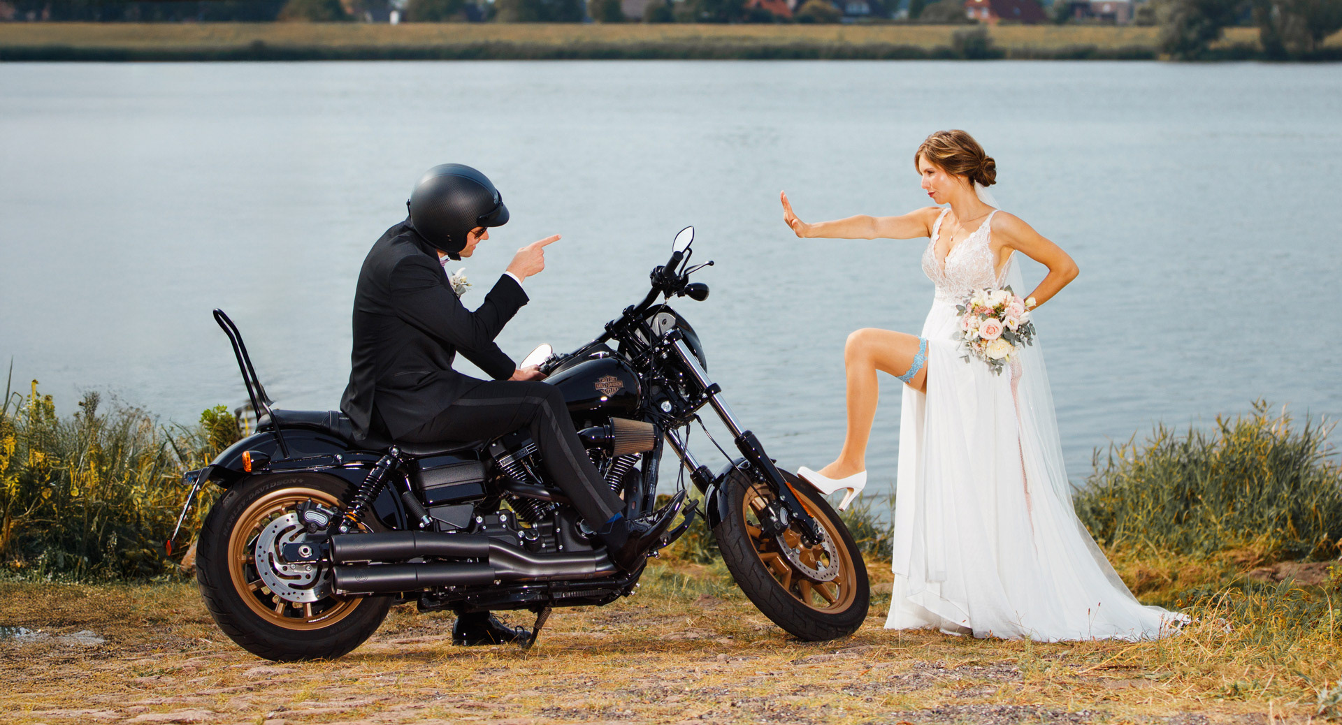 Hochzeitsfotograf Geesthacht an der Elbe, Brautpaar mit Harley Davidson
