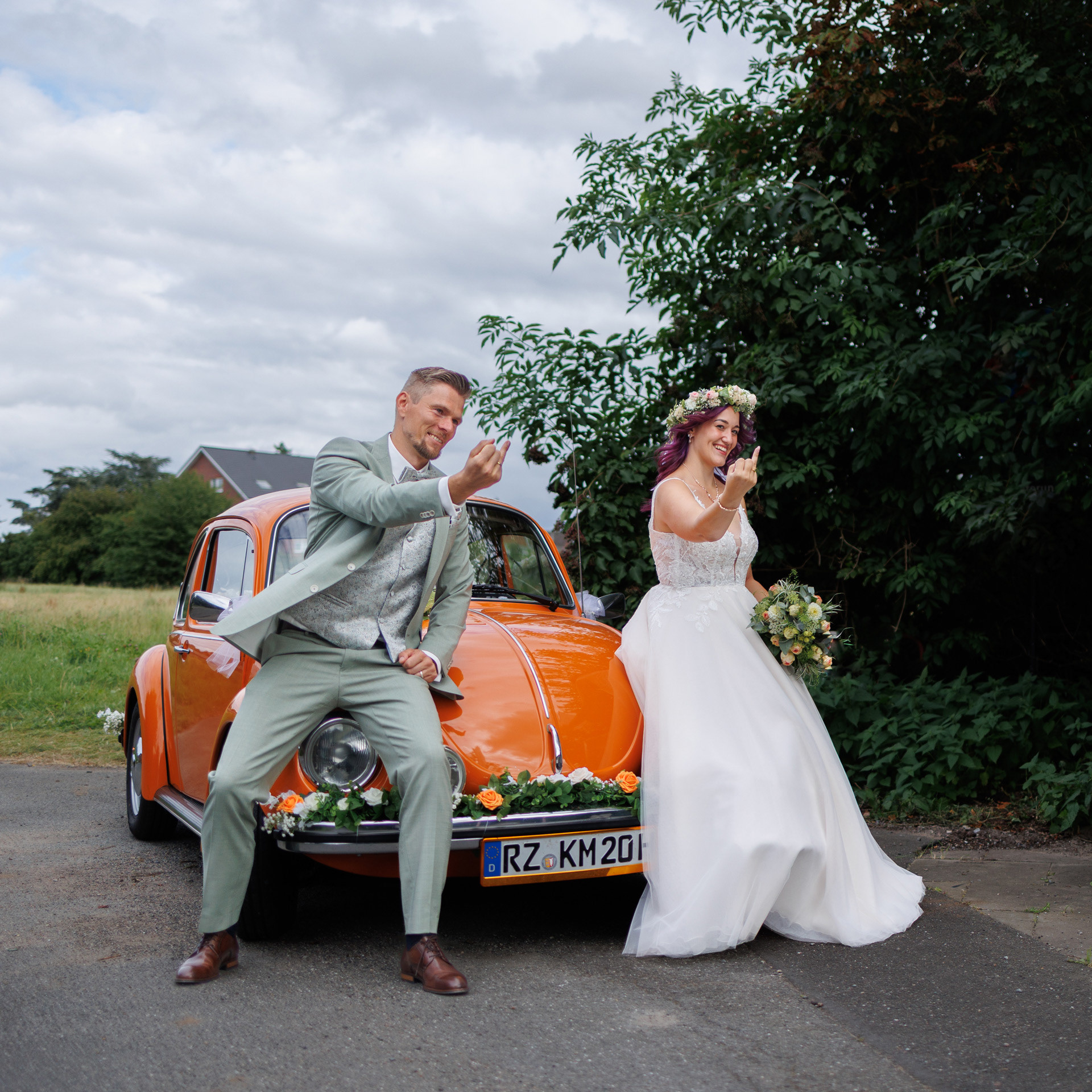 Hochzeitspaar zeigt Ringfinger