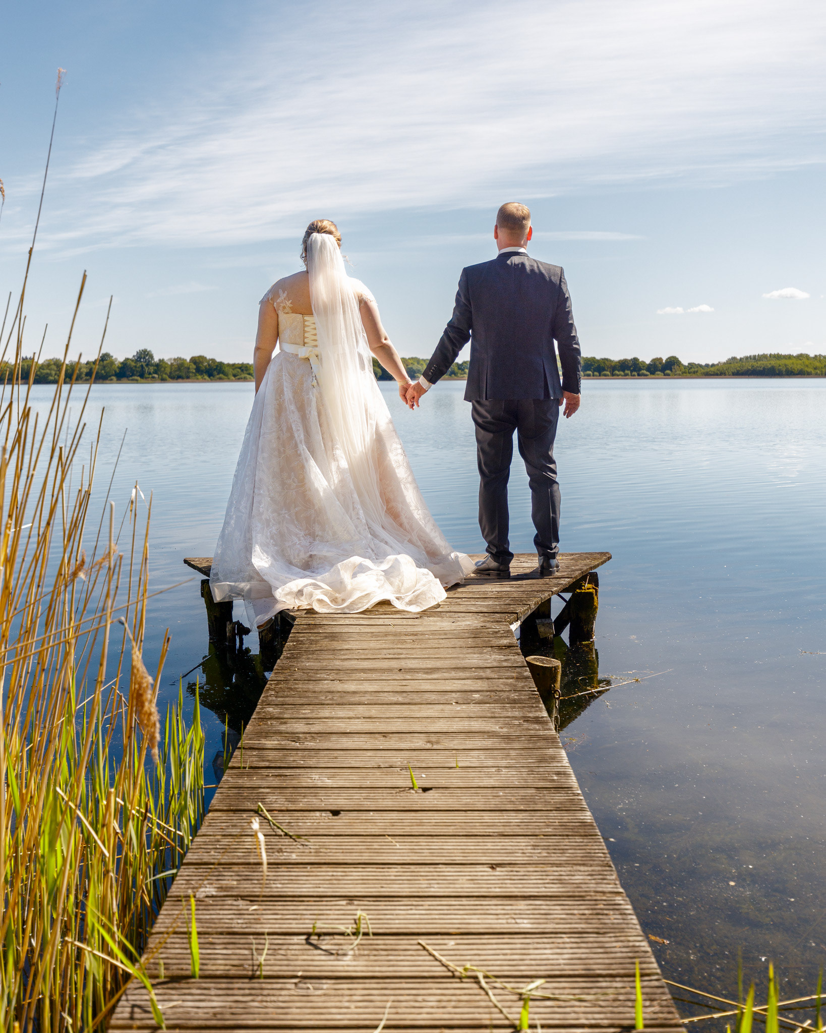 Hochzeitspaar auf einem Steg am Schaalsee