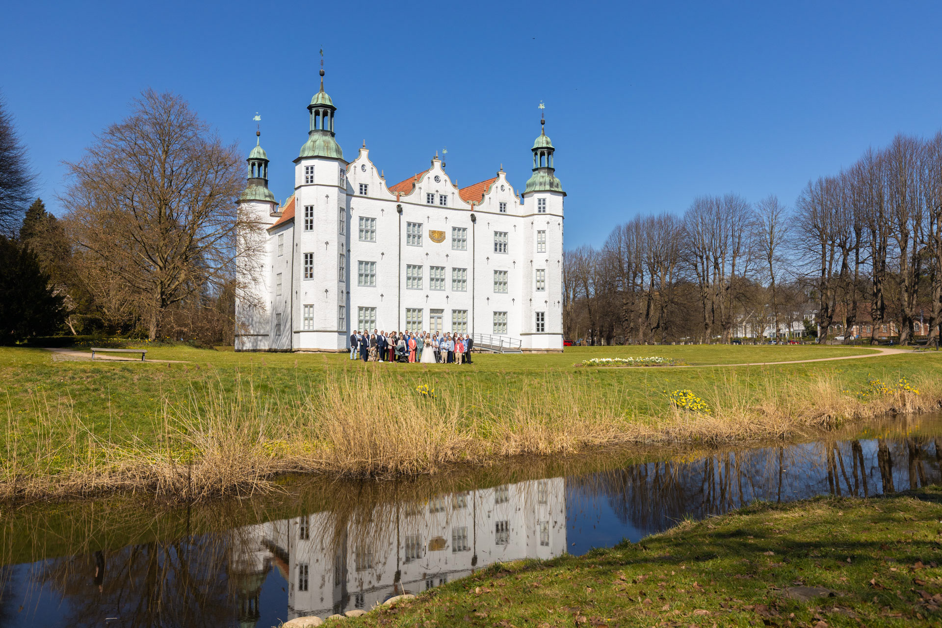 Gruppenfoto vor dem Schloss Ahrensburg bei bestem Wetter