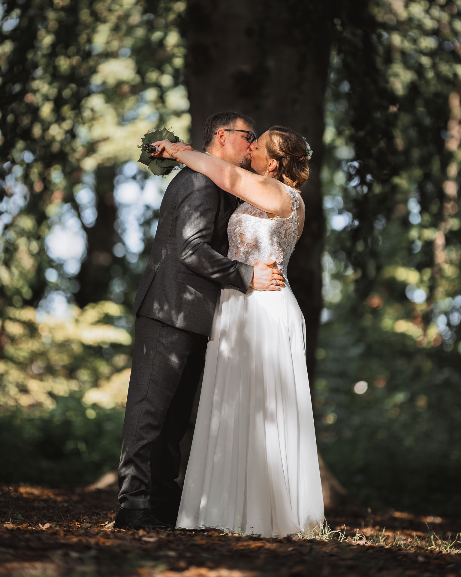Sich küssendes Hochzeitspaar beim Shoooting