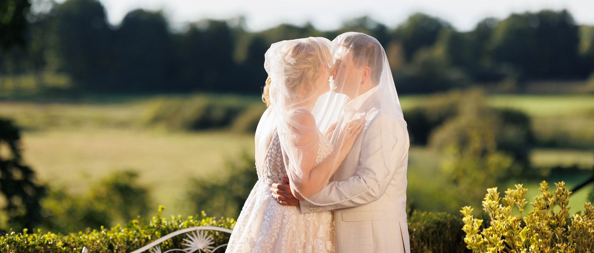 Brautpaar unter dem Schleier in der Priesterkate Büchen