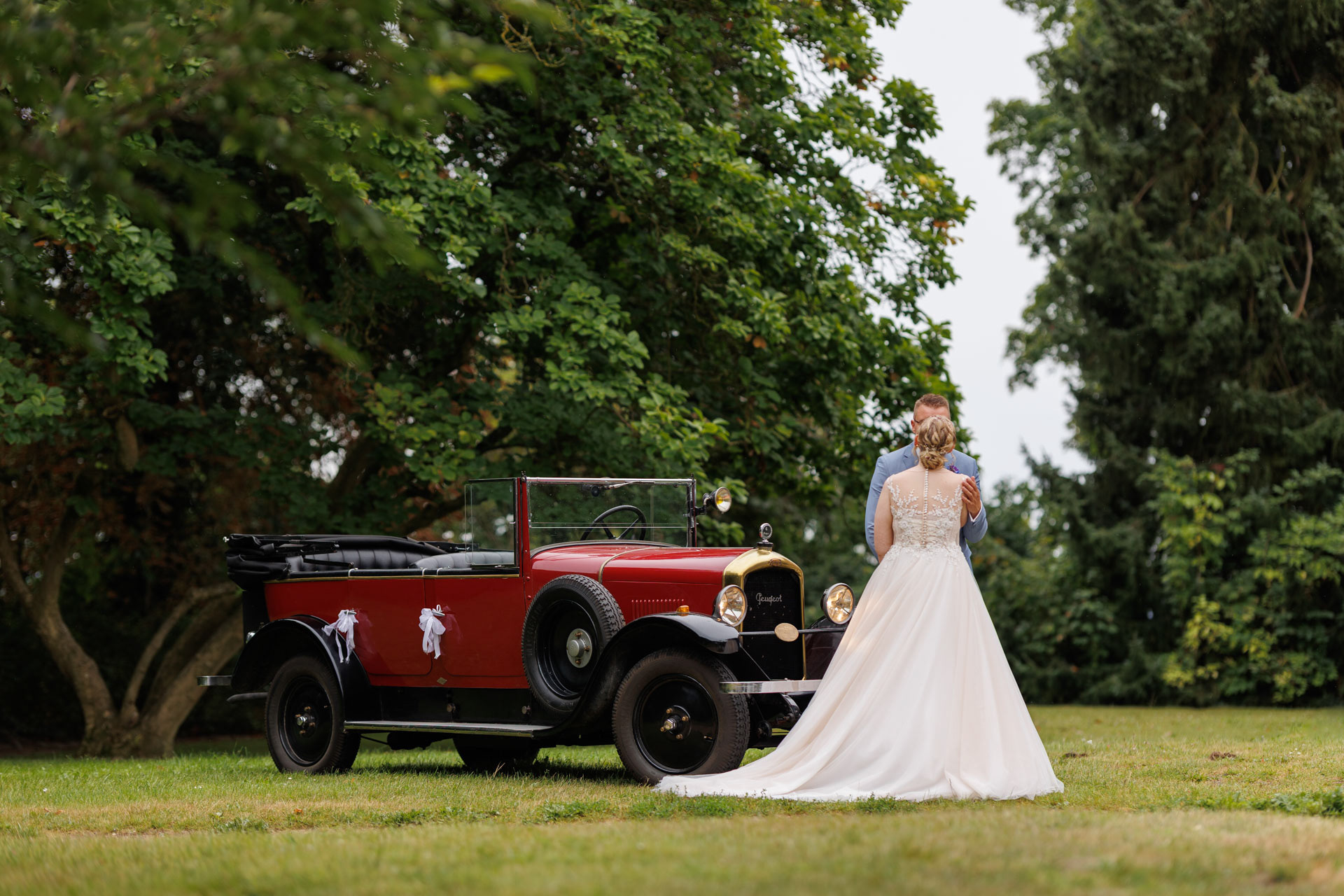 Hochzeitspaar mit Oldtimer in Lauenburg