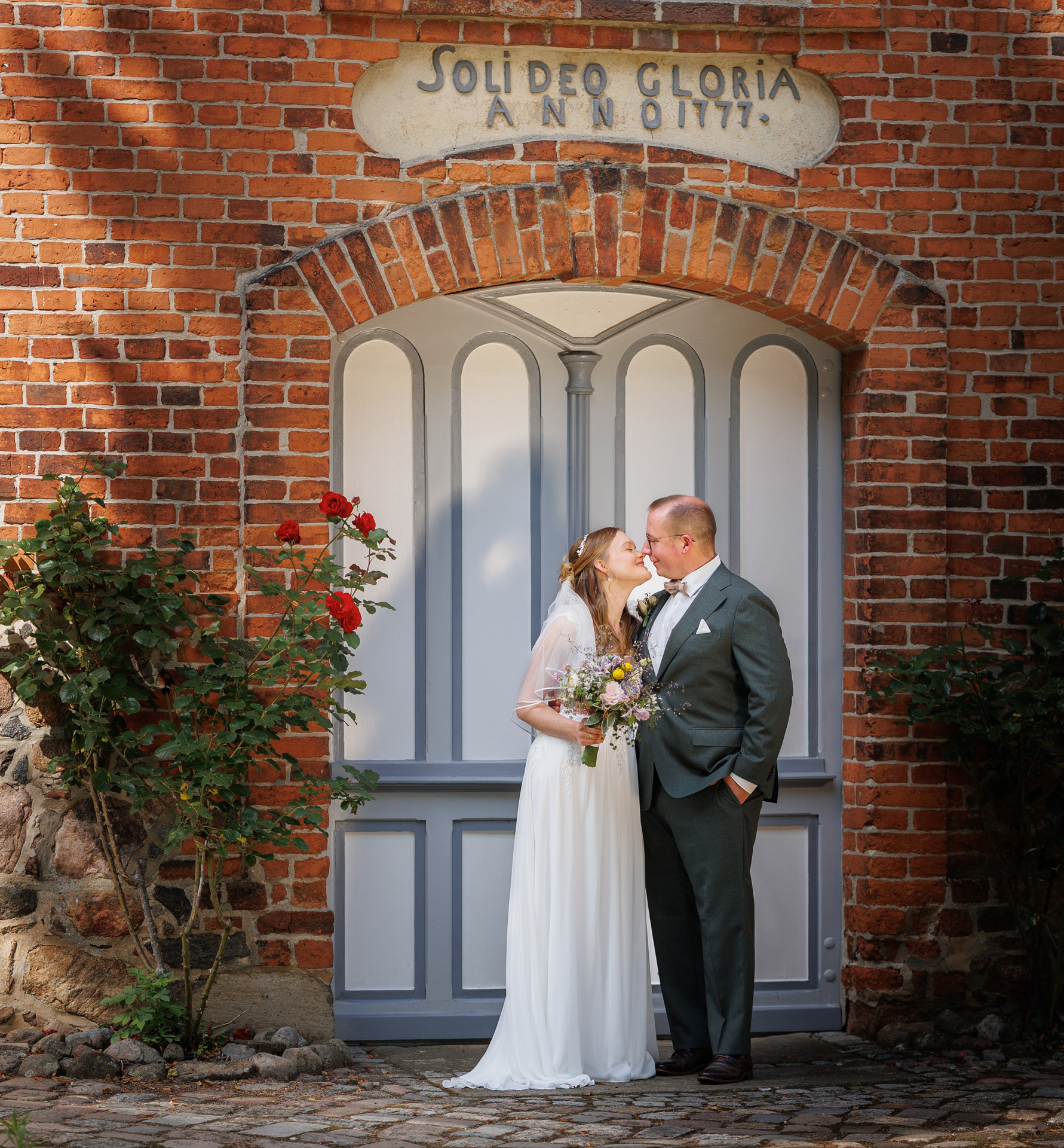 Elisabeth-Kirche in Brunstorf und Brautpaar
