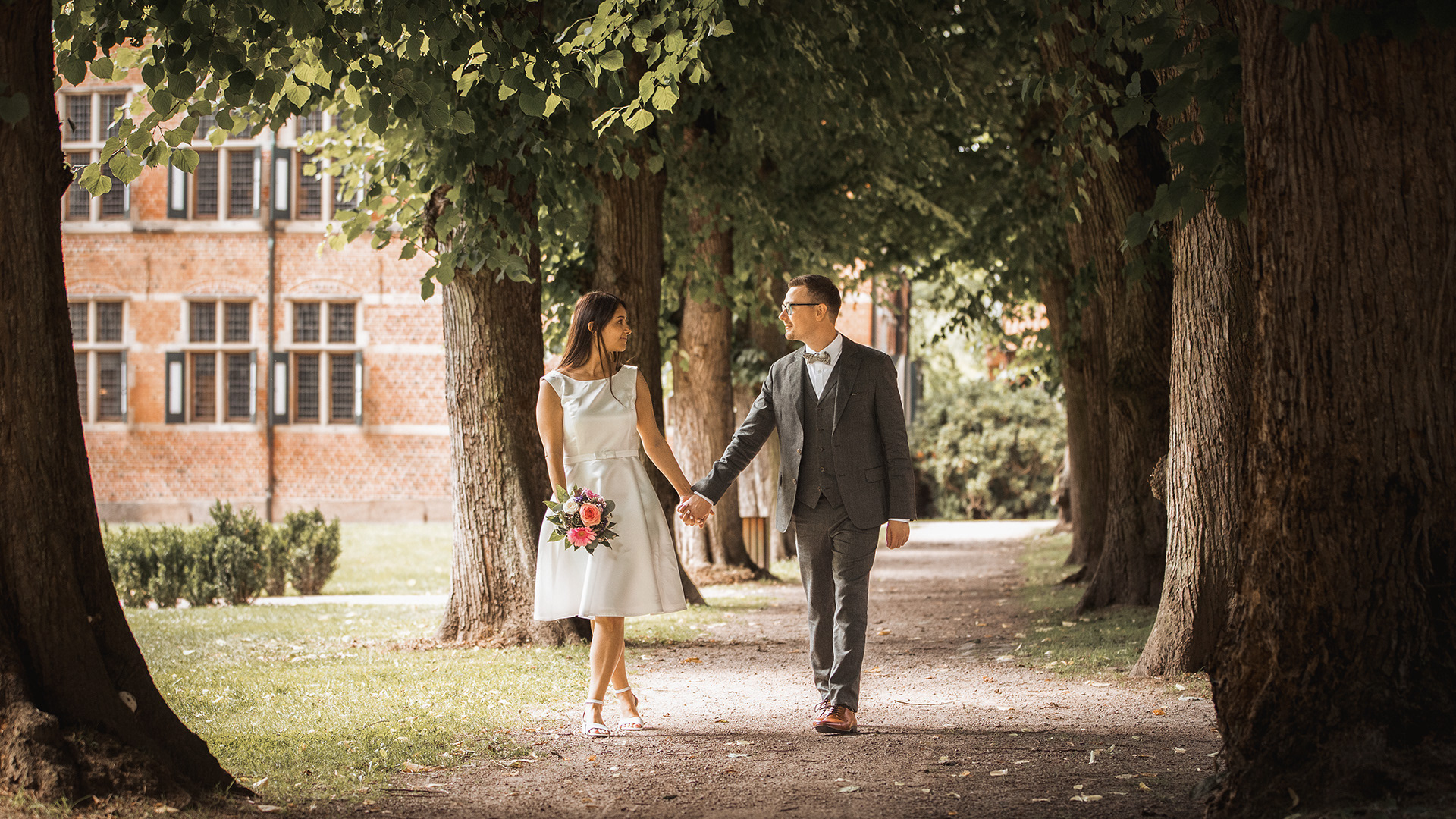 Verliebtes Brautpaar beim Hochzeitsfotoshooting im Schlosspark Reinbek, eingefangen von Hochzeitsfotograf Schloss Reinbek in natürlichem Licht