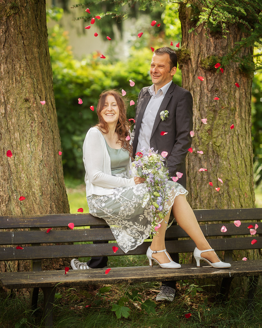 Hochzeitspaar im Rosenblütenregen in Mölln