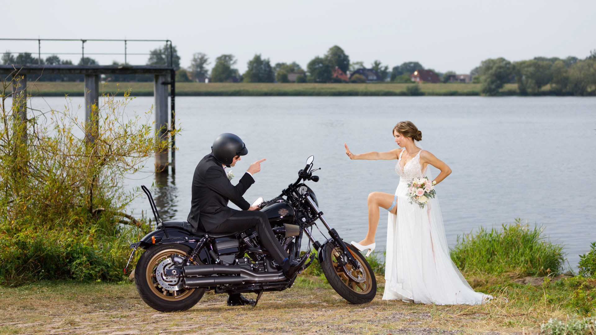 Hochzeitspaar auf einem Motorrad in Geesthacht an der Elbe