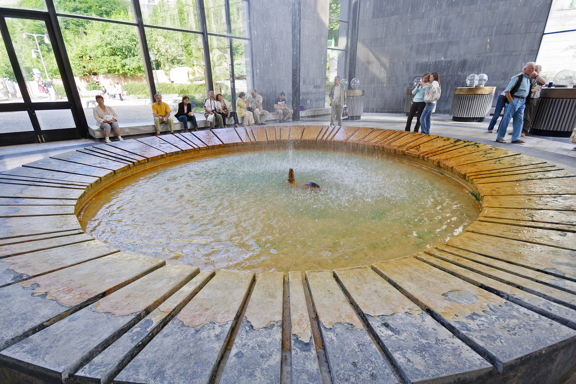 Фонтан в здании термальных источников Карловых Вар