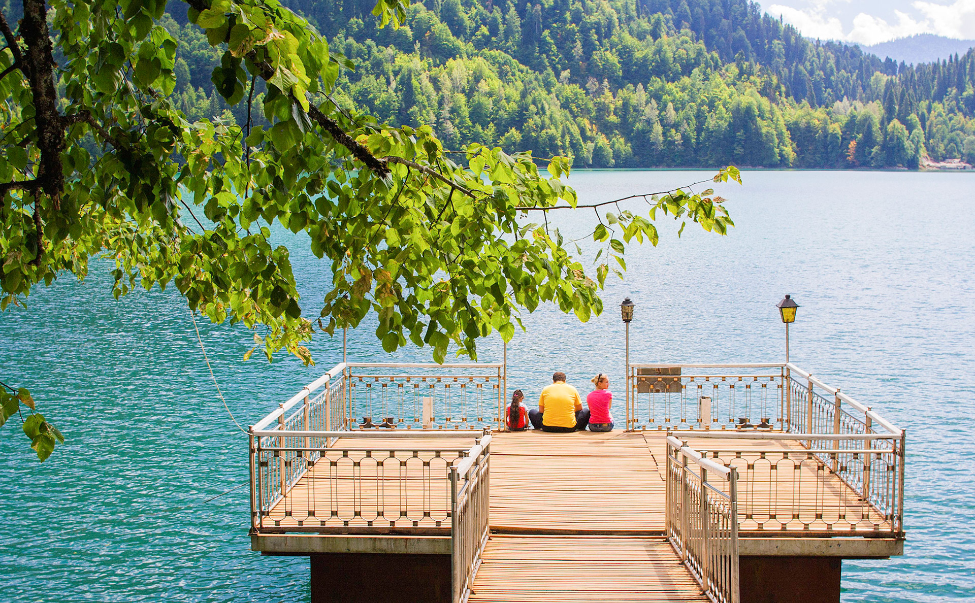 причал у дачи Сталина на озере Рица
