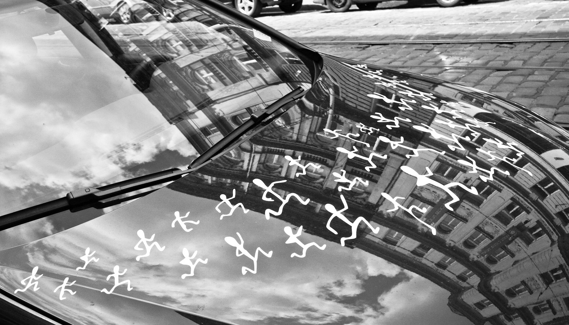 апликация на капоте машины