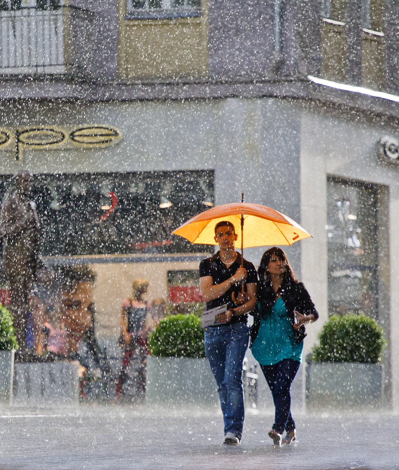 парочка прогуливается в ливень в Карловых Варах