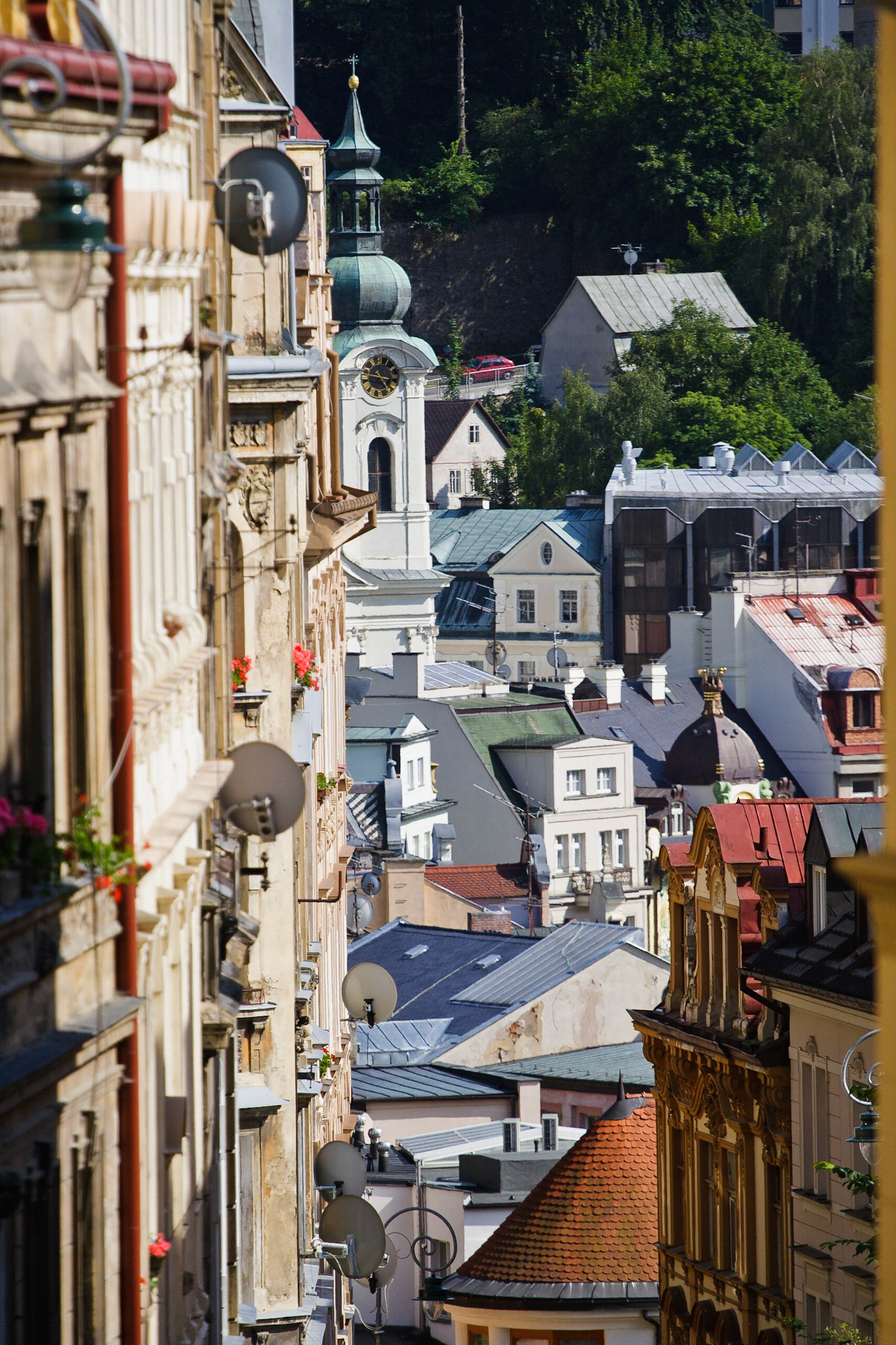 Крыши домов на одной из улиц Каровых Вар