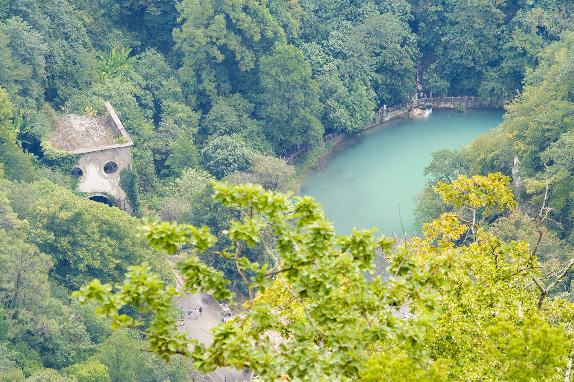 Вид на озеро Псырцха в Новом Афоне с Иверской горы