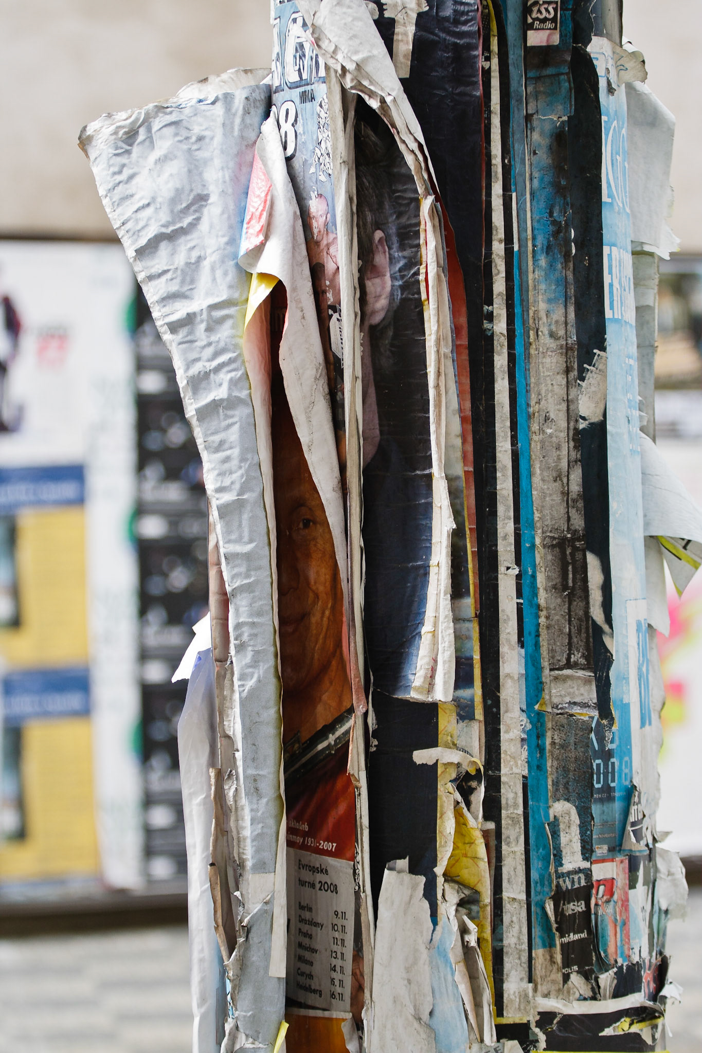 рекламные плакаты на столбе